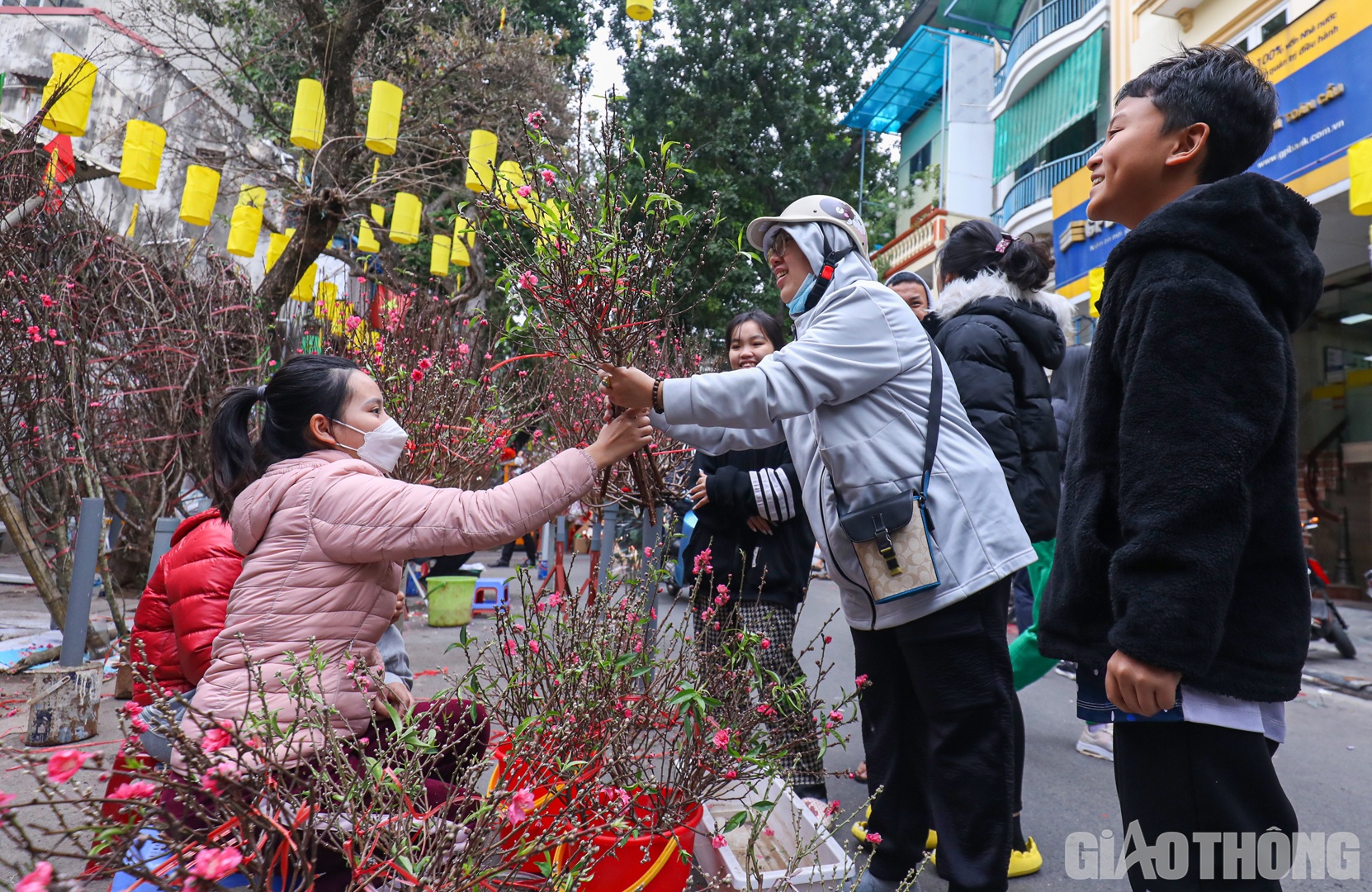 Những c&agrave;nh đ&agrave;o nhỏ c&oacute; gi&aacute; dao động từ 80.000 - 150.000 đồng được kh&aacute;ch hỏi mua nhiều.
