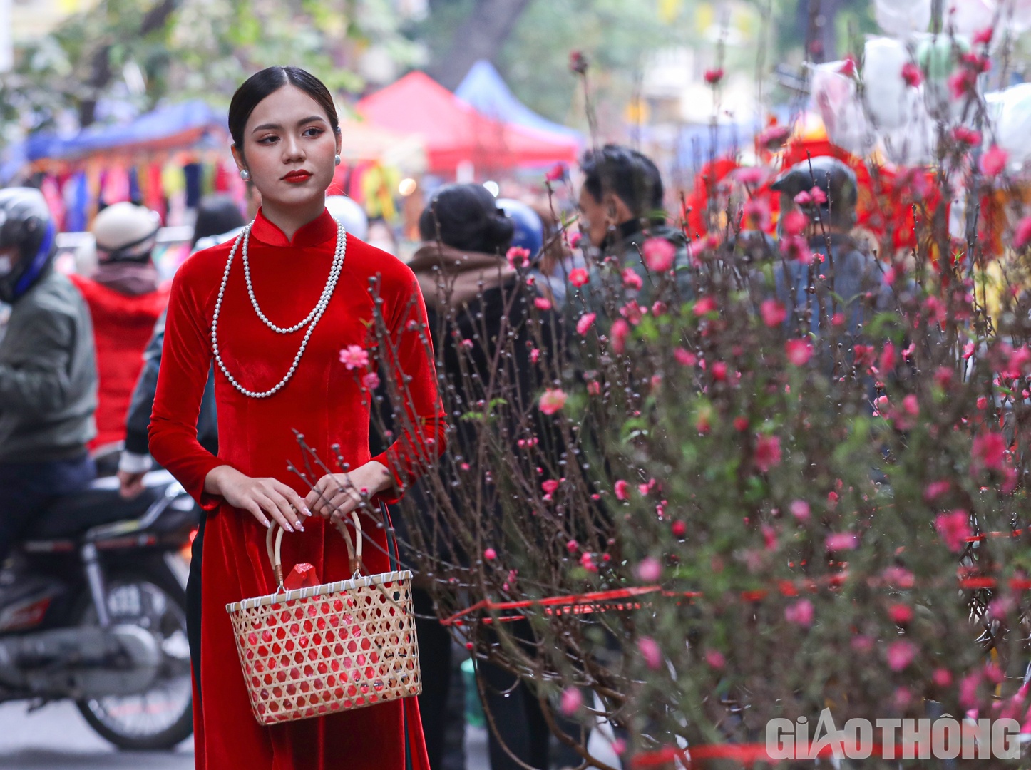 Nhiều bạn trẻ đ&atilde; tới đ&acirc;y để lưu lại những khoảnh khắc đẹp dịp Tết đến Xu&acirc;n về.