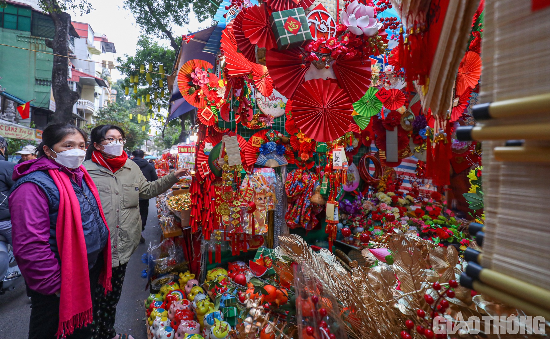 Ngo&agrave;i c&aacute;c loại hoa, c&acirc;y cảnh, tại đ&acirc;y c&ograve;n c&oacute; nhiều gian h&agrave;ng b&aacute;n đồ trang th&iacute; với đa dạng mẫu m&atilde;, m&agrave;u sắc bắt mắt với người mua.