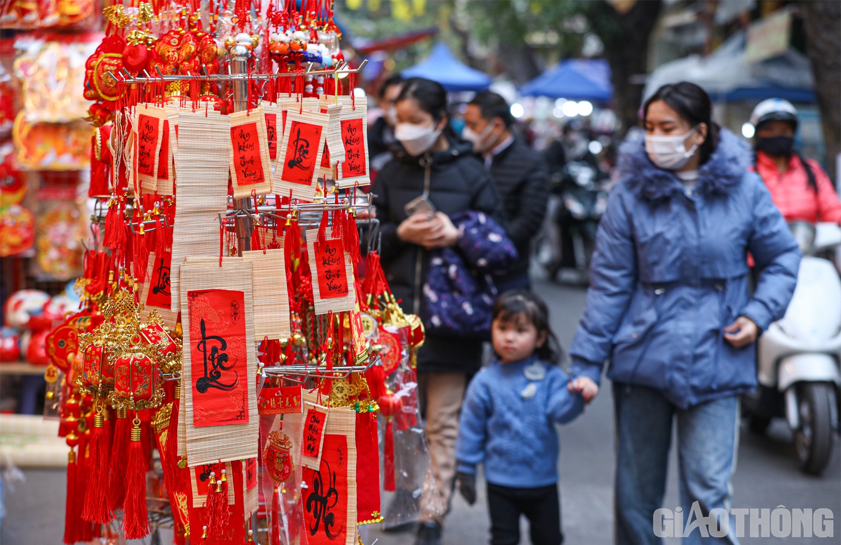 Nhiều người đến đ&acirc;y c&ograve;n để trải nghiệm kh&ocirc;ng kh&iacute; Tết ở chợ hoa giữa l&ograve;ng phố cổ.