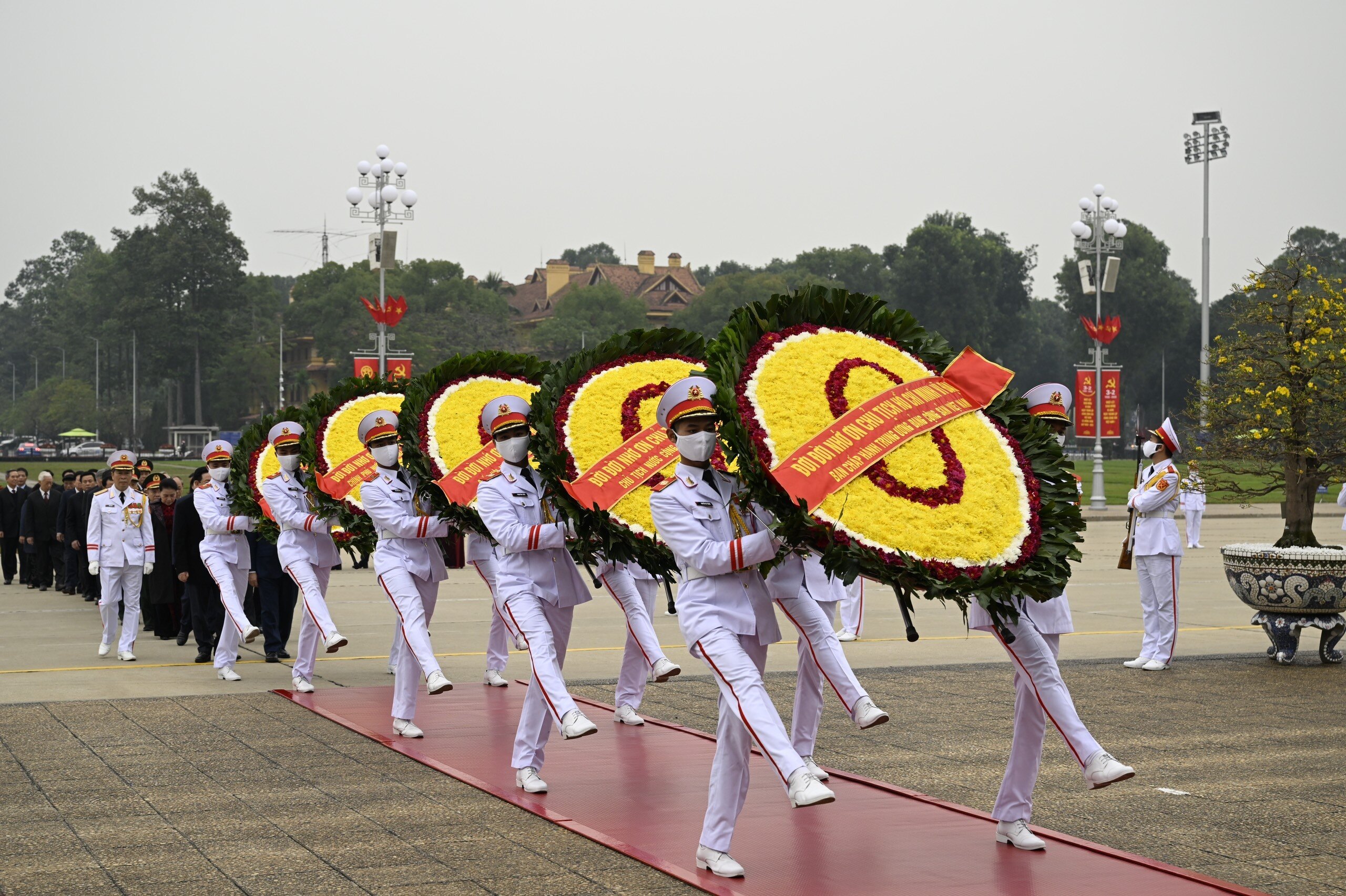 V&ograve;ng hoa của Đo&agrave;n mang d&ograve;ng chữ "Đời đời nhớ ơn Chủ tịch Hồ Ch&iacute; Minh vĩ đại".