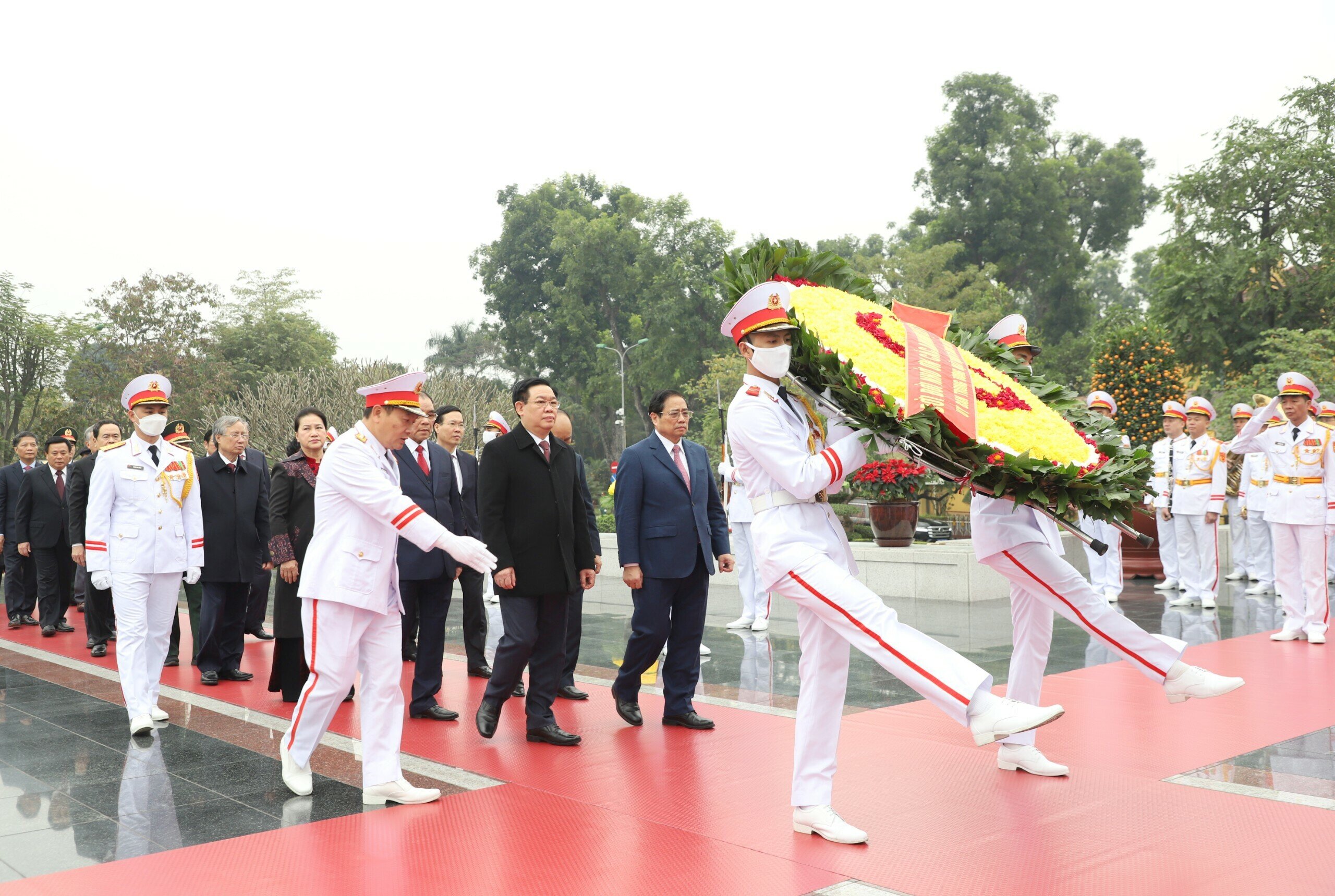 Sau khi vào Lăng viếng Chủ tịch Hồ Ch&iacute; Minh, Đoàn đã tới đặt vòng hoa, dâng hương, tưởng niệm các Anh hùng liệt sĩ tại Đài tưởng niệm các Anh hùng liệt sĩ trên đường Bắc Sơn.