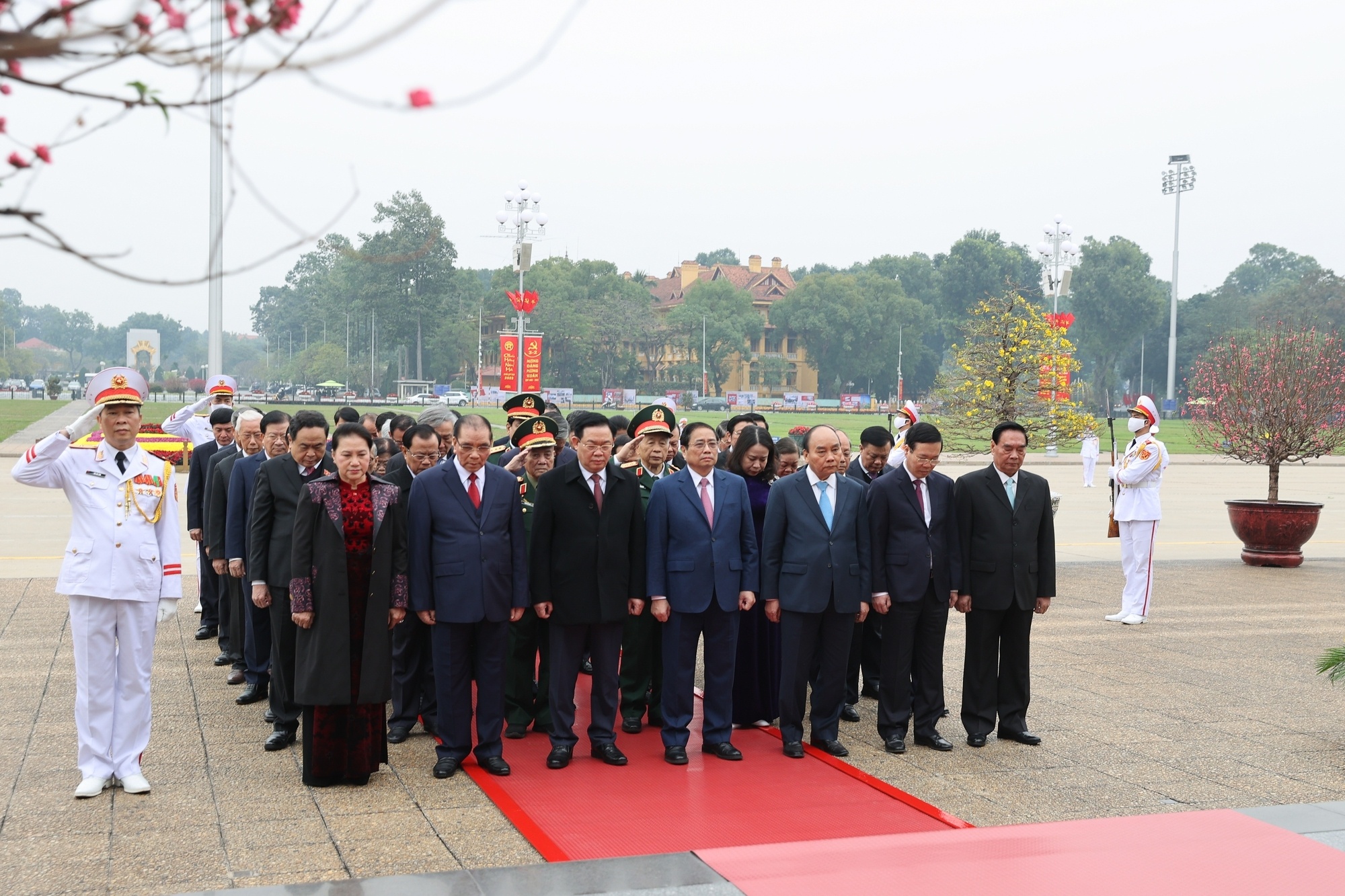 Nh&acirc;n dịp Tết Nguy&ecirc;n đ&aacute;n Qu&yacute; M&atilde;o 2023, s&aacute;ng nay (19/1, tức 28 th&aacute;ng chạp), đo&agrave;n đại biểu l&atilde;nh đạo, nguy&ecirc;n l&atilde;nh đạo Đảng, Nh&agrave; nước, Mặt trận Tổ quốc Việt Nam c&ugrave;ng đại diện c&aacute;c bộ, ban, ng&agrave;nh Trung ương v&agrave; TP H&agrave; Nội đến đặt v&ograve;ng hoa v&agrave; v&agrave;o Lăng viếng Chủ tịch Hồ Ch&iacute; Minh.