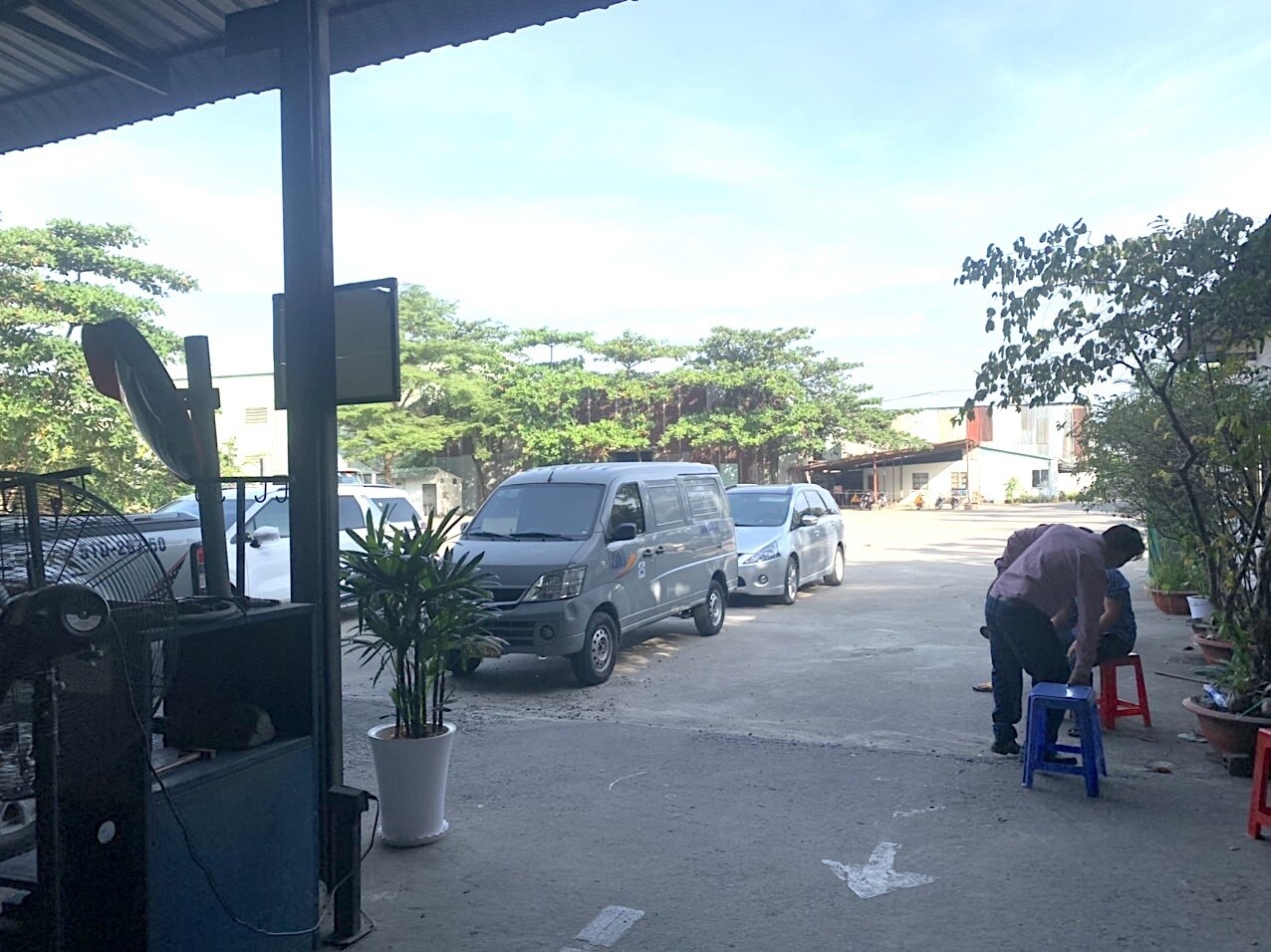 Kh&ocirc;ng c&ograve;n cảnh h&agrave;ng d&agrave;i xe xếp h&agrave;ng chờ kiểm định như những ng&agrave;y trước, c&aacute;c xe đến đăng kiểm chỉ cần khoảng 1-2 tiếng l&agrave; thực hiện xong c&aacute;c quy tr&igrave;nh kiểm định