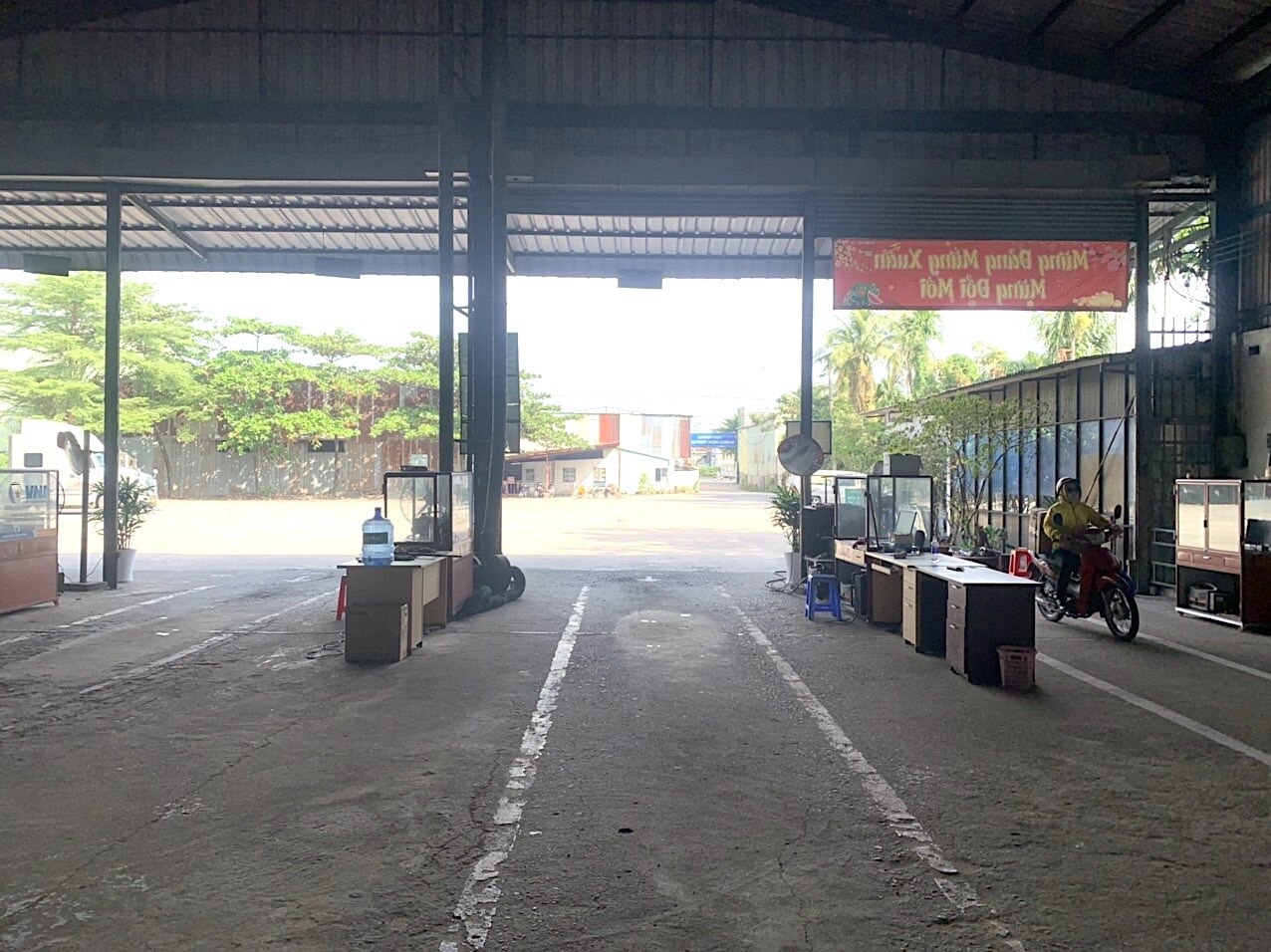 Một số trung t&acirc;m đăng kiểm kh&aacute;c như 50-07V, 50-08D, 50-03S đ&atilde; hết xe kiểm định từ sớm