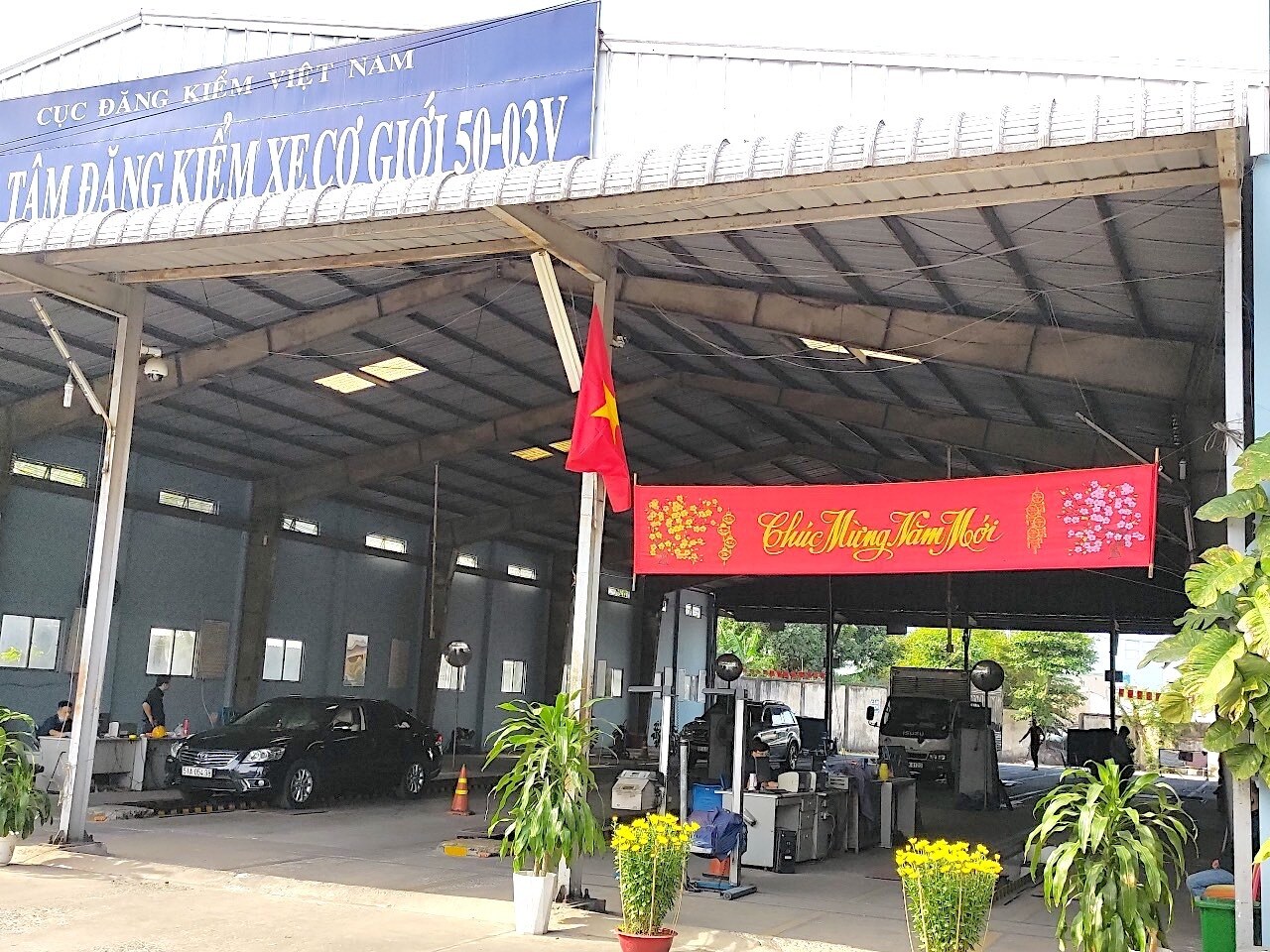 Kh&ocirc;ng kh&iacute; Tết Nguy&ecirc;n đ&aacute;n cũng đ&atilde; rộn r&agrave;ng ở những trung t&acirc;m đăng kiểm được mở cửa trở lại từ ng&agrave;y 16/1/2023 để phục vụ nhu cầu kiểm định tăng cao nủa người d&acirc;n dịp cuối năm