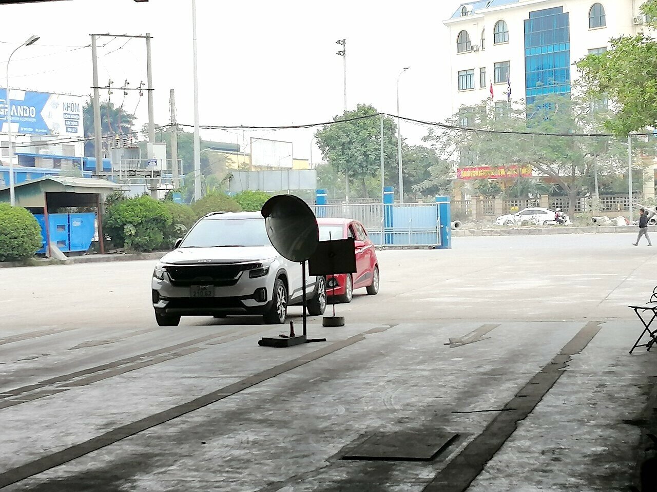 Tại H&agrave; Nội, nhiều trung t&acirc;m đăng kiểm cũng kh&ocirc;ng c&ograve;n t&igrave;nh trạng người d&acirc;n phải xếp h&agrave;ng chờ từ nửa đ&ecirc;m