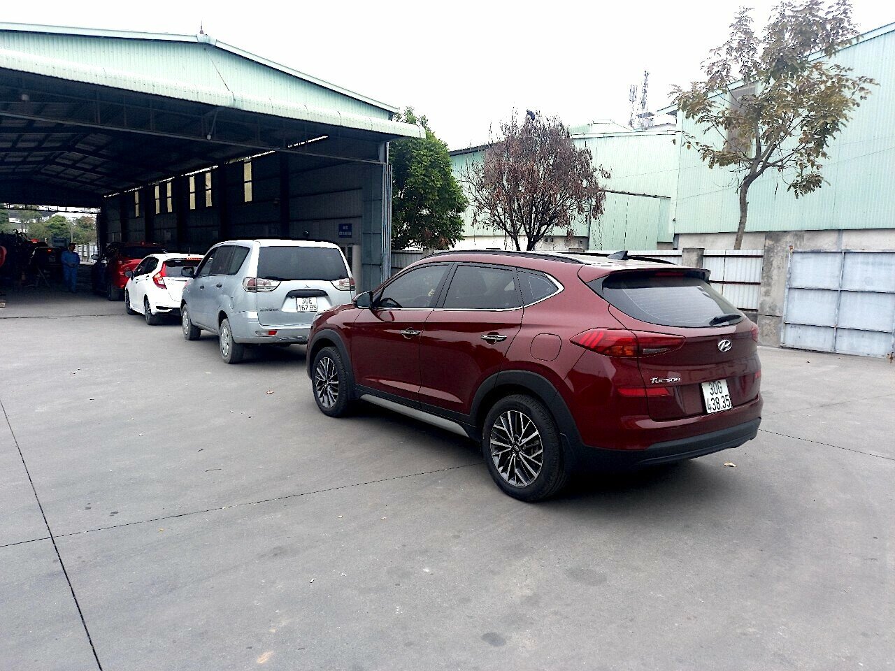 S&aacute;ng 20/1 (tức 29 Tết), tại trung t&acirc;m đăng kiểm 29-27D sau 2 tiếng mở cửa mới chỉ c&oacute; khoảng 10 phương tiện đến thực hiện kiểm định. Chủ xe kh&ocirc;ng c&ograve;n cảnh phải chờ đợi đến 3,4 tiếng, thậm ch&iacute; cả ng&agrave;y như c&aacute;ch đ&acirc;y 2-3 ng&agrave;y.