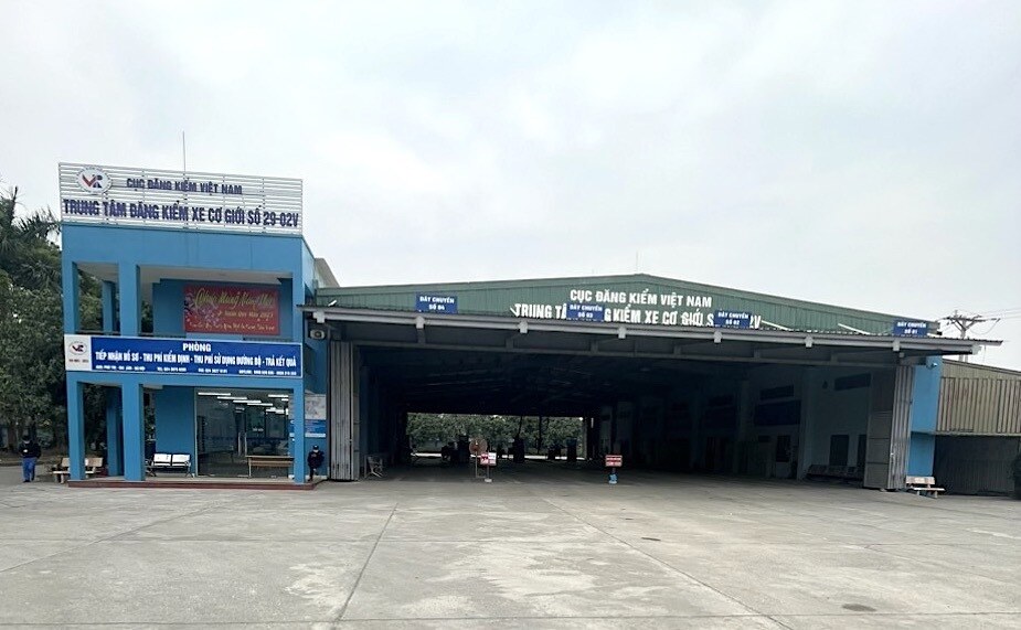 Trước đ&oacute;, khoảng 17h ng&agrave;y 28 Tết, trung t&acirc;m đăng kiểm 29-02V ở TP H&agrave; Nội cũng kh&ocirc;ng c&ograve;n xe xếp h&agrave;ng chờ kiểm định