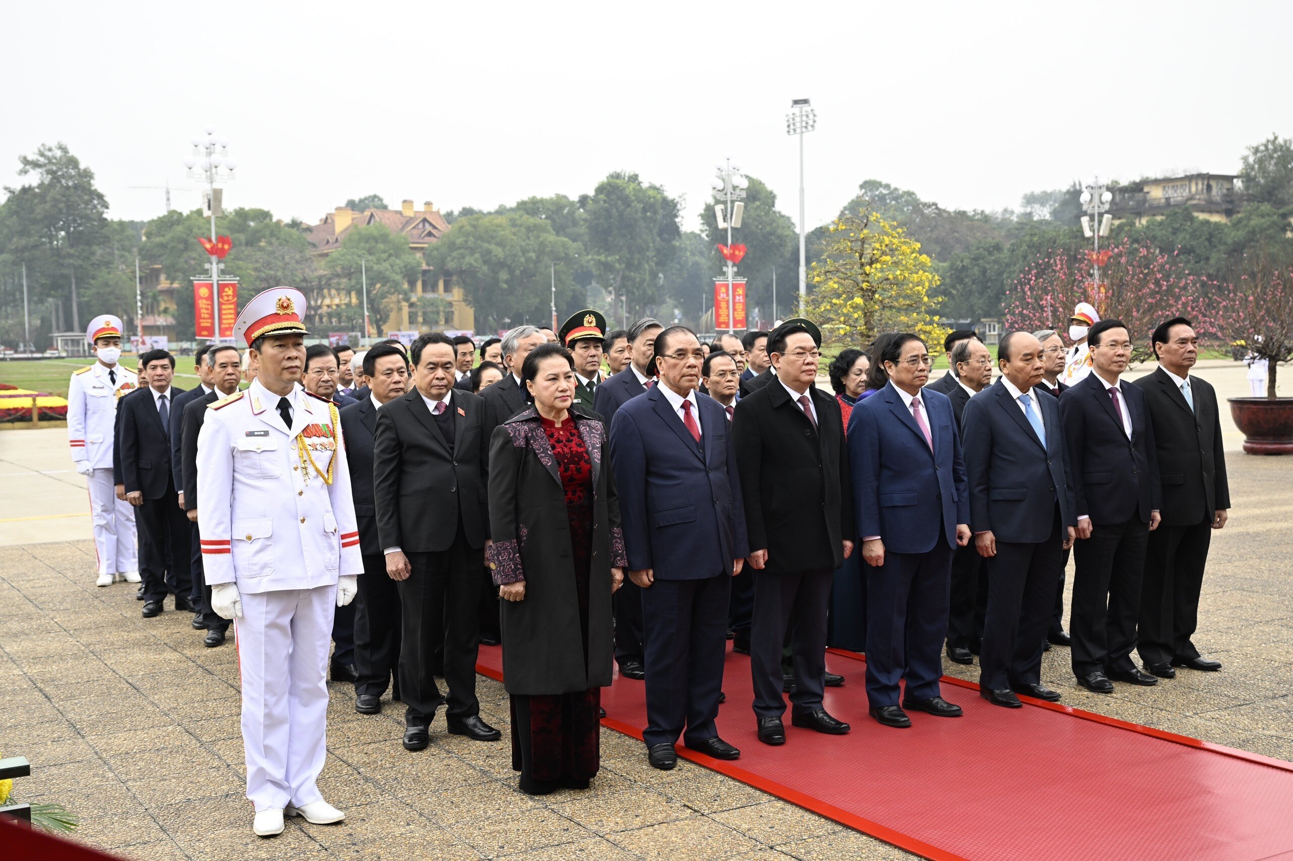 Tham dự lễ viếng c&oacute; Thủ tướng Ch&iacute;nh phủ Phạm Minh Ch&iacute;nh, Chủ tịch Quốc hội Vương Đ&igrave;nh Huệ, Thường trực Ban B&iacute; thư V&otilde; Văn Thưởng, c&ugrave;ng c&aacute;c l&atilde;nh đạo, nguy&ecirc;n l&atilde;nh đạo Đảng, Nh&agrave; nước.