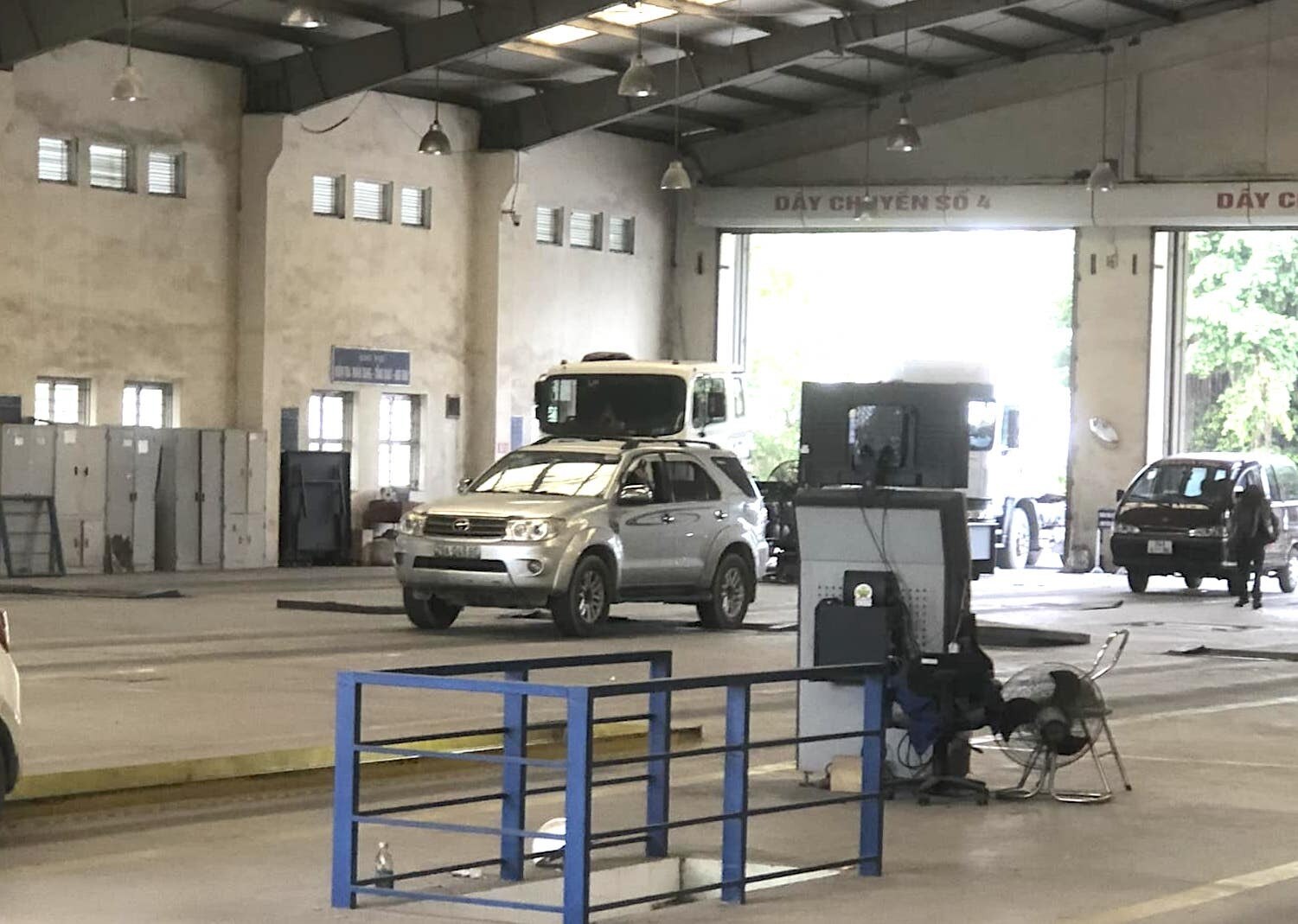 Tại Hải Dương, t&igrave;nh trạng &ugrave;n tắc đăng kiểm cũng kh&ocirc;ng xảy ra, c&aacute;c phương tiện chỉ cần chờ khoảng 1-2 tiếng l&agrave; c&oacute; thể kiểm định xe