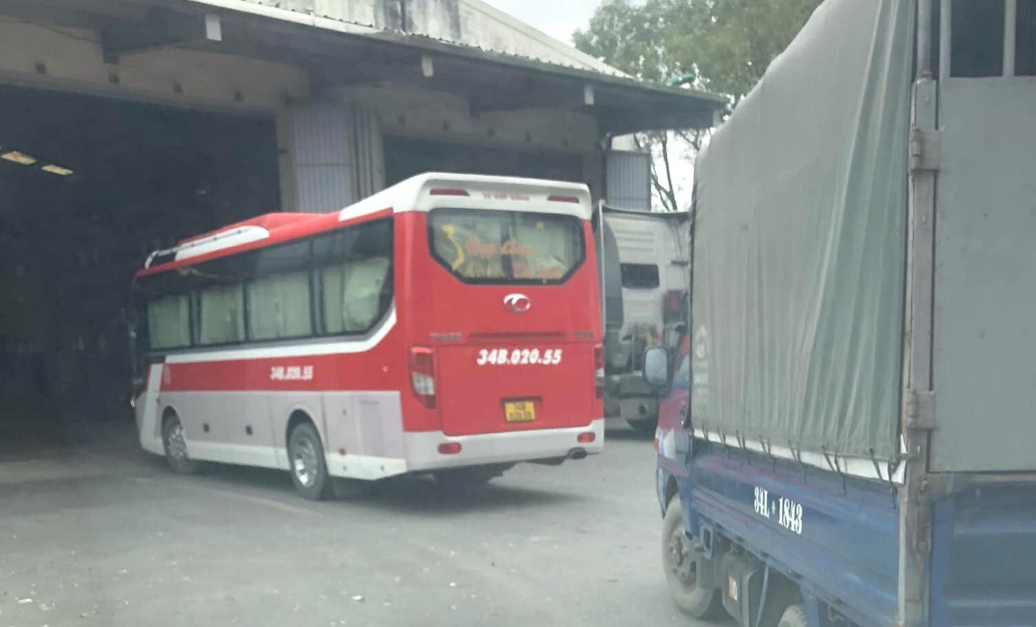 D&ugrave; t&igrave;nh trạng qu&aacute; tải đăng kiểm đ&atilde; giảm nhiều nhưng để đ&aacute;p ứng nhu cầu của người d&acirc;n, trong ng&agrave;y h&ocirc;m nay (29 Tết), nhiều trung t&acirc;m đăng kiểm ở TP H&agrave; Nội v&agrave; TP. HCM vẫn hoạt động