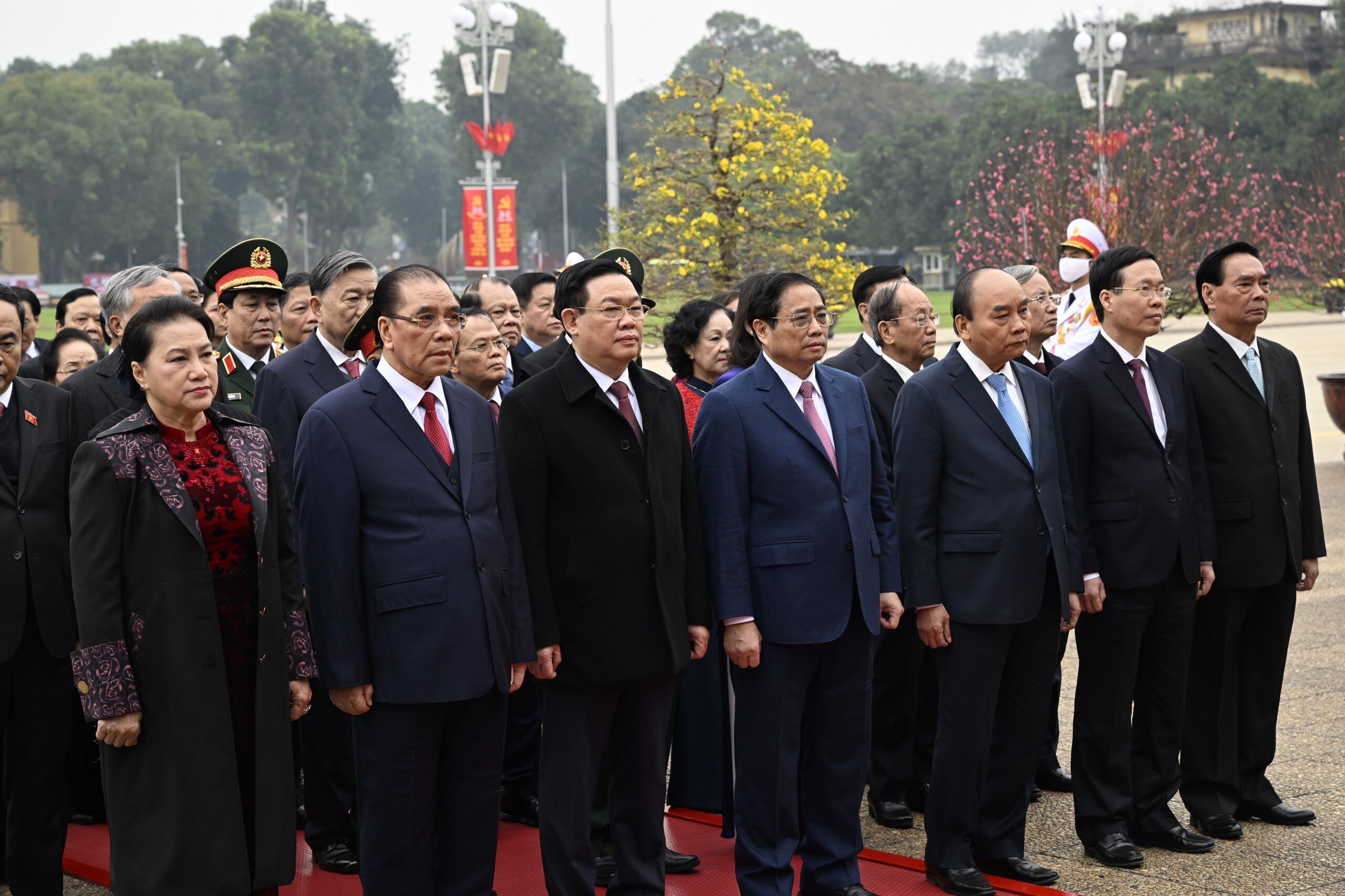 C&aacute;c l&atilde;nh đạo, nguy&ecirc;n l&atilde;nh đạo Đảng, Nh&agrave; nước v&agrave; Mặt trận Tổ quốc Việt Nam v&agrave;o Lăng viếng Chủ tịch Hồ Ch&iacute; Minh.