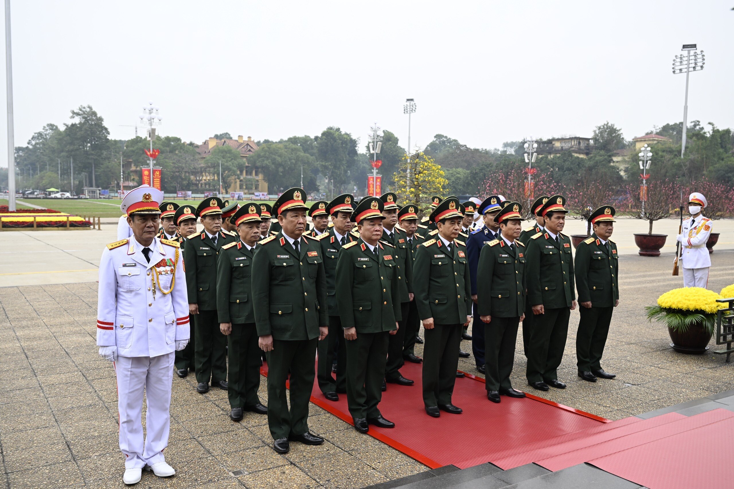 Đo&agrave;n đại biểu Qu&acirc;n ủy Trung ương - Bộ Quốc ph&ograve;ng th&agrave;nh k&iacute;nh tưởng nhớ Chủ tịch Hồ Ch&iacute; Minh.