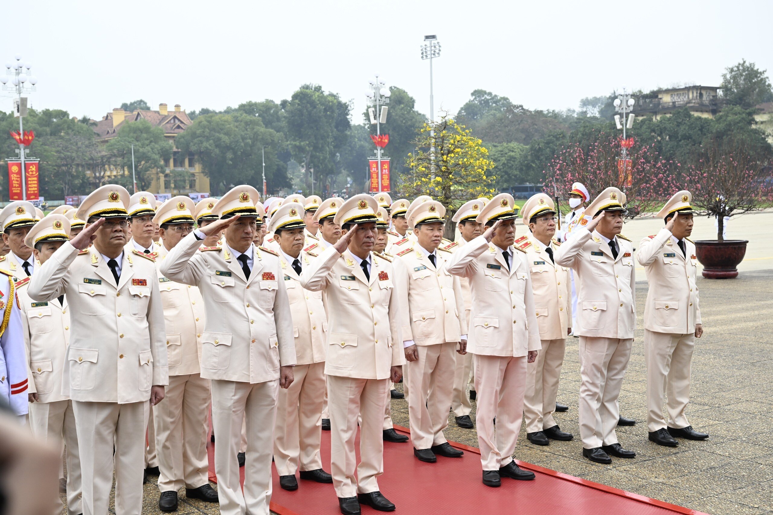 Đo&agrave;n đại biểu Đảng ủy C&ocirc;ng an Trung ương - Bộ C&ocirc;ng an th&agrave;nh k&iacute;nh tưởng nhớ Chủ tịch Hồ Ch&iacute; Minh.