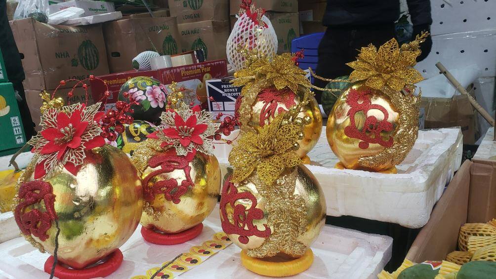 Những tr&aacute;i dừa được phủ một lớp m&agrave;u v&agrave;ng b&ecirc;n ngo&agrave;i, rồi d&aacute;n những chữ thư ph&aacute;p "Lộc", "Ph&uacute;c", "Thọ"... Mỗi tr&aacute;i dừa n&agrave;y c&oacute; gi&aacute; 350-450 ngh&igrave;n đồng/cặp.