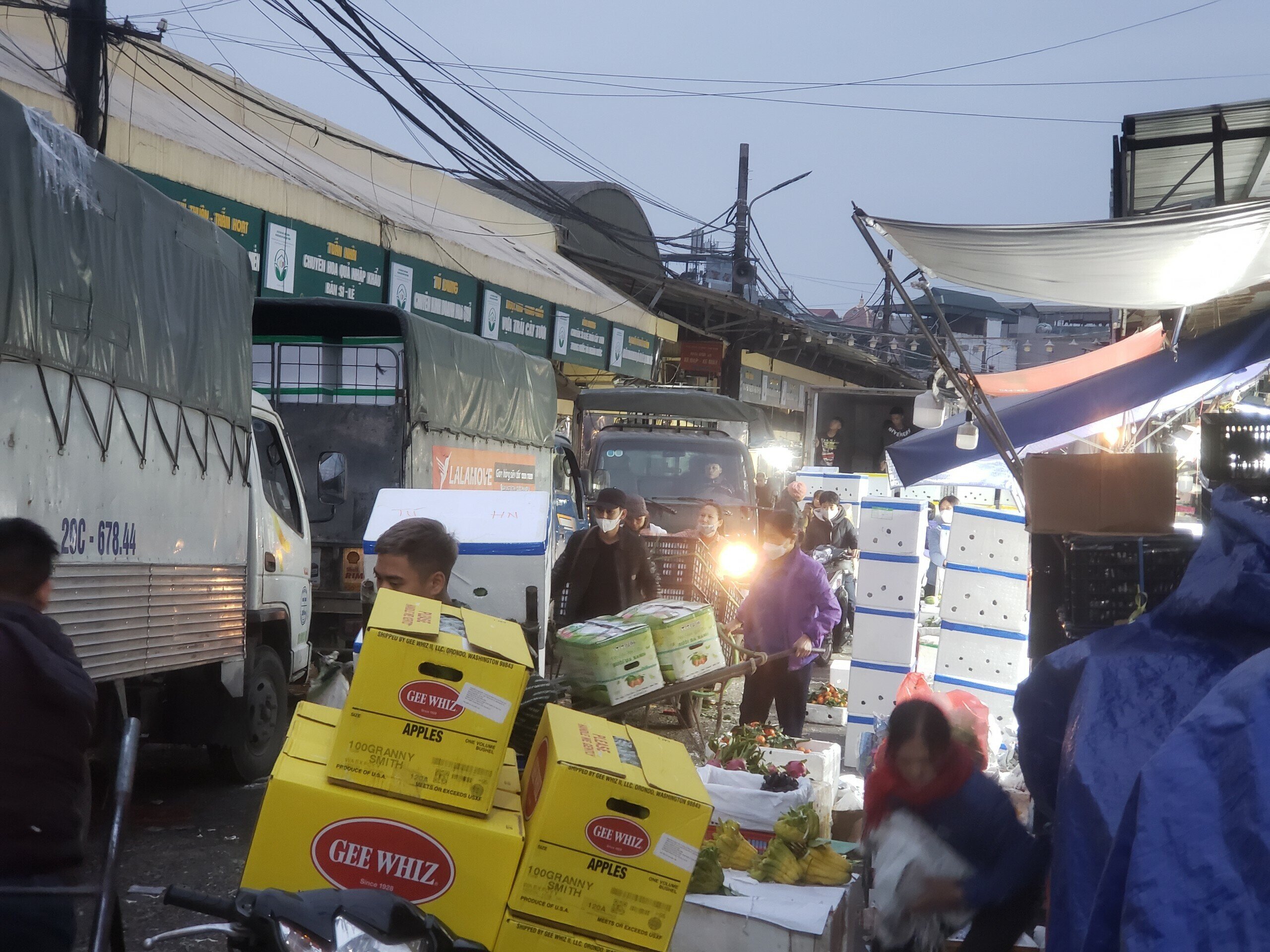 Người mua ở chợ Long Bi&ecirc;n chủ yếu l&agrave; mua bu&ocirc;n, n&ecirc;n c&aacute;c loại quả độc lạ sau khi được tiểu thương chọn sẽ được đ&oacute;ng th&ugrave;ng, vận chuyển về nơi b&aacute;n lẻ.