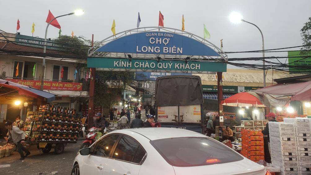 S&aacute;ng sớm 28 Tết, chợ Long Bi&ecirc;n vẫn tất bật người b&aacute;n, kh&aacute;ch mua.
