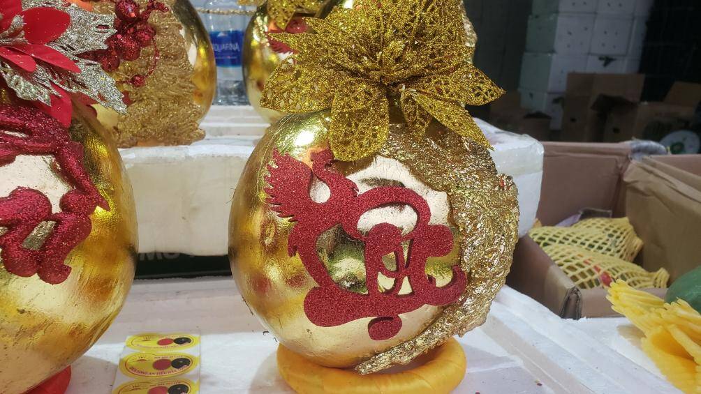 "Nhu cầu l&agrave;m đẹp m&acirc;m ngũ quả, b&agrave;y biện trang tr&iacute;, l&agrave;m đẹp nh&agrave; cửa ng&agrave;y Tết ng&agrave;y c&agrave;ng gia tăng, trong đ&oacute;, nhiều kh&aacute;ch đ&atilde; chọn những loại tr&aacute;i c&acirc;y độc lạ, vừa trưng b&agrave;y đẹp vừa dễ sử dụng", c&ocirc; V&acirc;n, một tiểu thương cho hay.