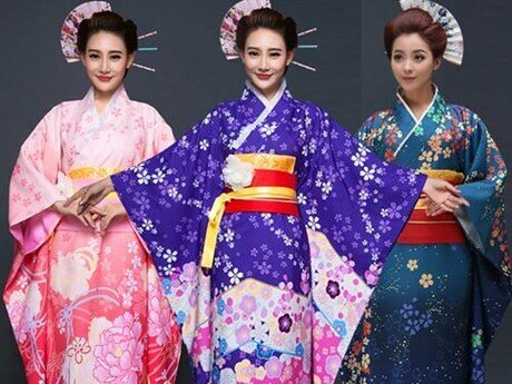 Tại Nhật Bản &ndash; xứ sở anh đ&agrave;o, theo truyền thống, ng&agrave;y Tết người d&acirc;n thường mặc c&aacute;c bộ kimono. Những m&agrave;u s&aacute;ng c&oacute; sắc n&oacute;ng như m&agrave;u đỏ thường được d&ugrave;ng cho trẻ em v&agrave; phụ nữ chưa kết h&ocirc;n, phụ nữ đ&atilde; c&oacute; chồng thường mặc kimono m&agrave;u lạnh v&agrave; thiết kế tay ngắn.