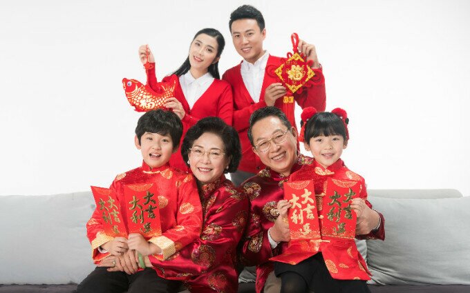 Tại Trung Quốc, m&agrave;u sắc chủ đạo trong ng&agrave;y Tết tại nước n&agrave;y lu&ocirc;n l&agrave; m&agrave;u đỏ tươi. 
Với phụ nữ, trang phục truyền thống thường l&agrave; sườn x&aacute;m v&igrave; vừa k&iacute;n đ&aacute;o, vừa gợi cảm. Loại trang phục n&agrave;y được ra đời c&aacute;ch đ&acirc;y hơn 2.000 năm. Ở thời hiện đại, sườn x&aacute;m mang họa tiết hoa, họa tiết cung đ&igrave;nh cũng được rất nhiều c&ocirc; g&aacute;i ưa chuộng.