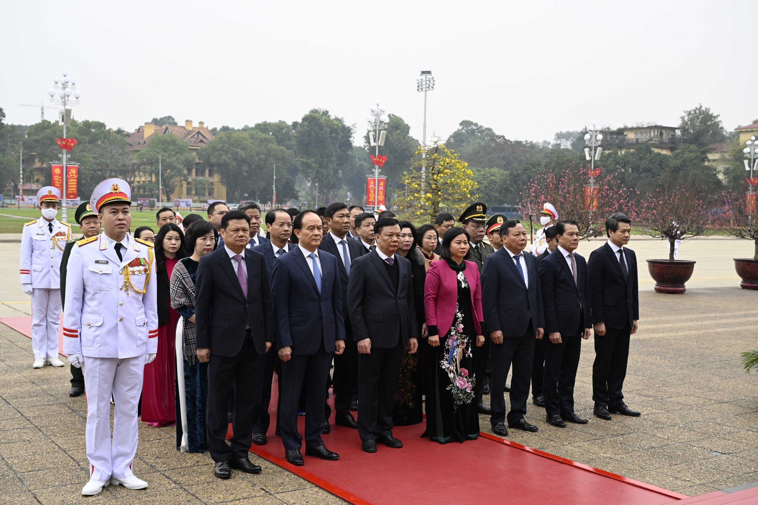 Đo&agrave;n đại biểu TP H&agrave; Nội đến đặt v&ograve;ng hoa v&agrave; v&agrave;o Lăng viếng Chủ tịch Hồ Ch&iacute; Minh.
