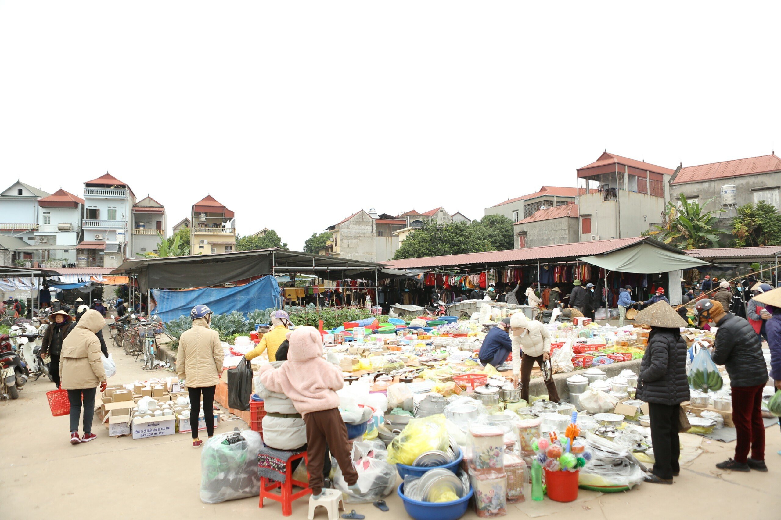 Chợ Tết kh&ocirc;ng chỉ l&agrave; nơi mua sắm, trao đổi h&agrave;ng h&oacute;a phục vụ Tết, m&agrave; c&ograve;n phản &aacute;nh tập trung nhất kh&ocirc;ng kh&iacute; đ&oacute;n Tết ở c&aacute;c địa phương.