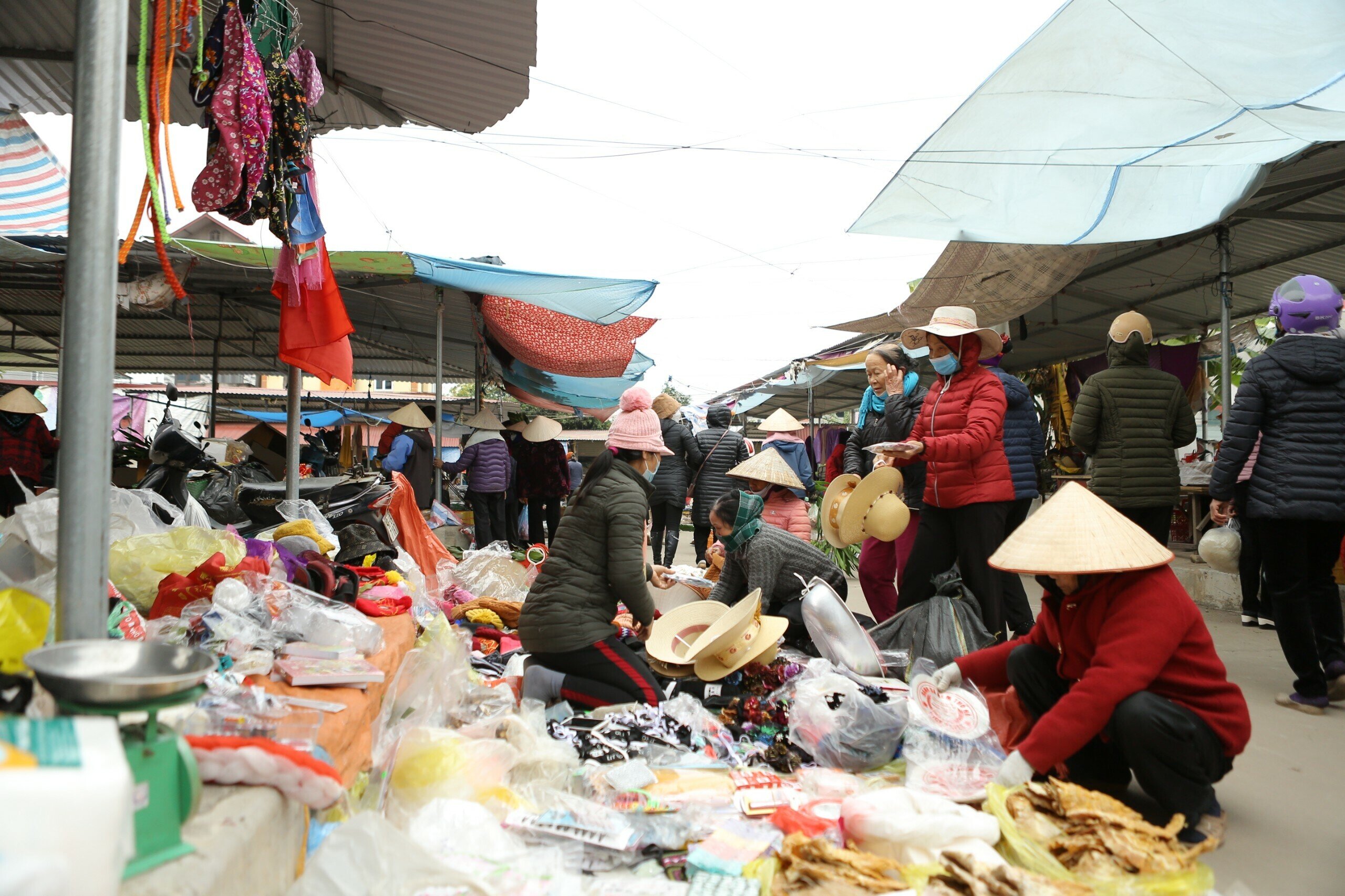 Một gian h&agrave;ng x&eacute;n tấp nập người mua trong ng&agrave;y cuối c&ugrave;ng của năm.