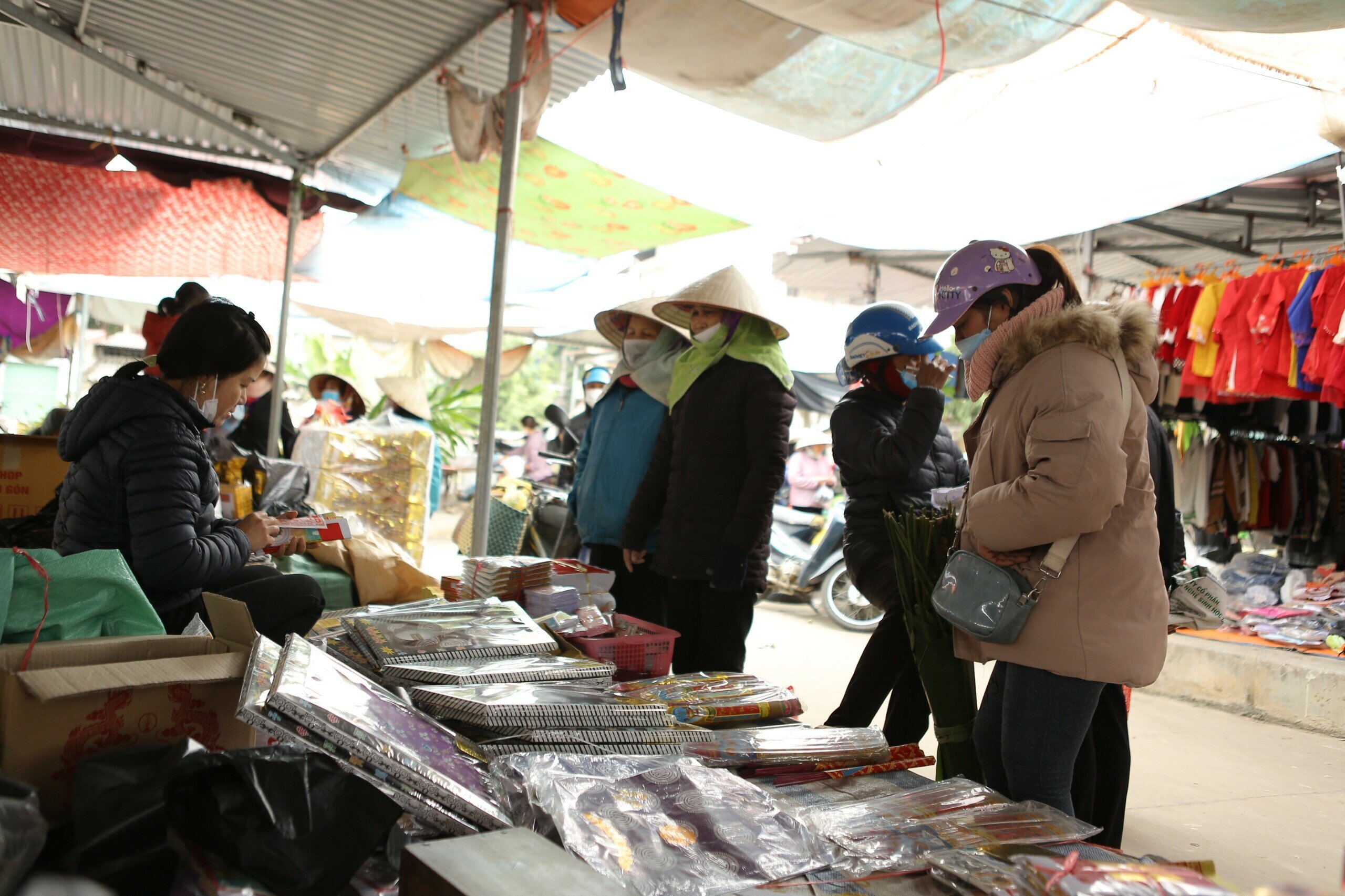 "Những ng&agrave;y gi&aacute;p Tết như thế n&agrave;y gian h&agrave;ng của t&ocirc;i b&aacute;n lượng h&agrave;ng gấp 4 đến 5 lần ng&agrave;y thường", b&agrave; Nguyễn Thị Đạt, chủ gian h&agrave;ng x&eacute;n cho hay.