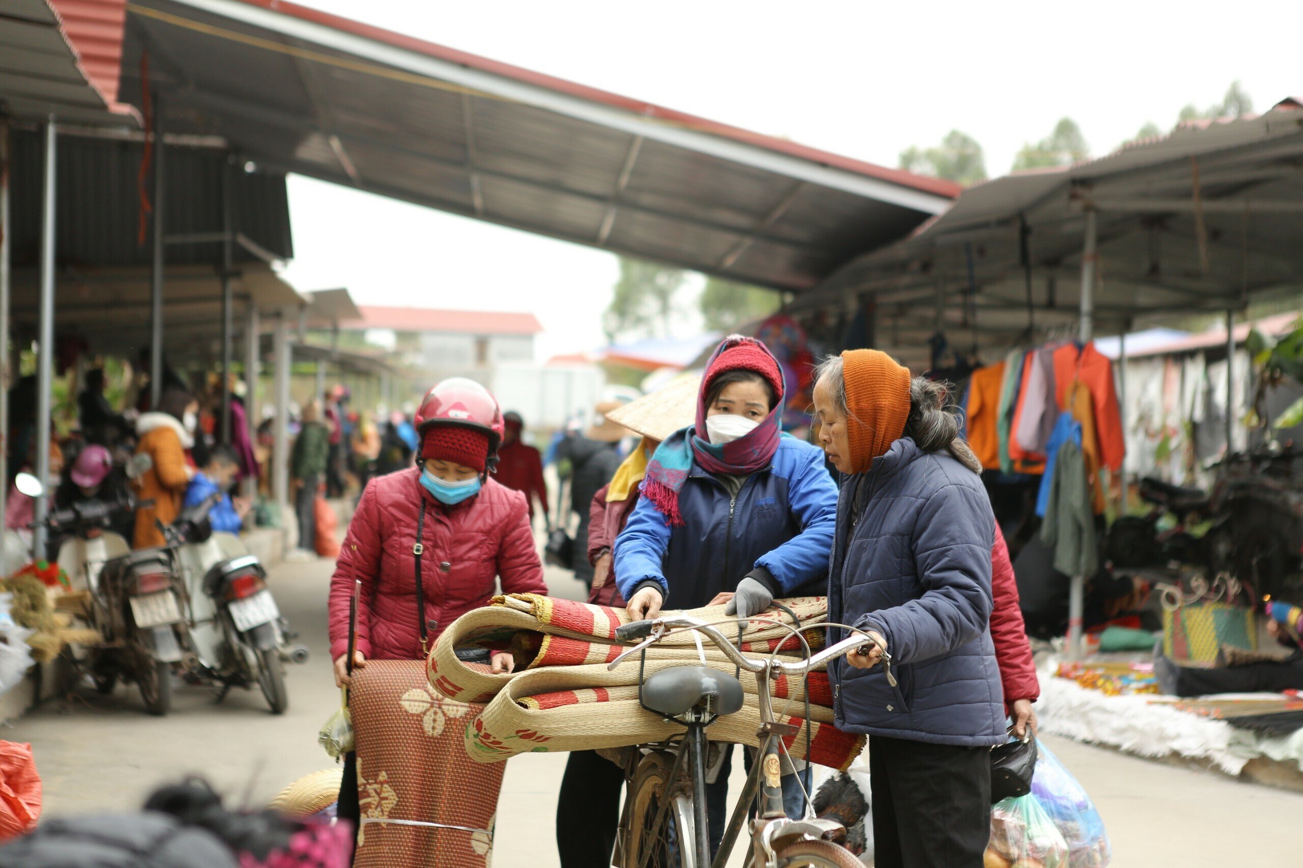 Gian h&agrave;ng x&eacute;n ở chợ qu&ecirc; b&agrave;y đủ c&aacute;c loại mặt h&agrave;ng từ măng, miến, n&oacute;n mũ, dao, k&eacute;o, chiếu&hellip;