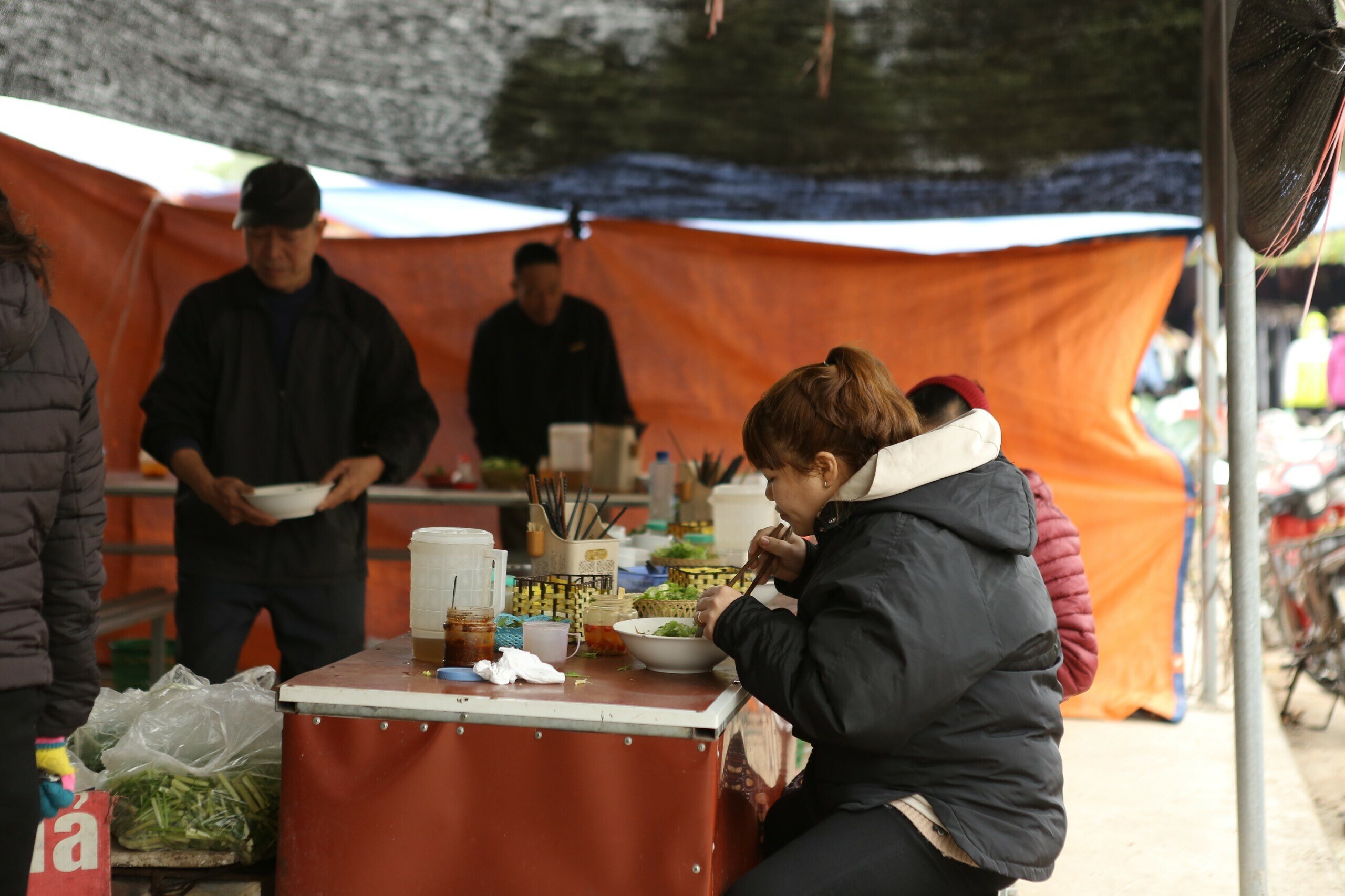 D&ugrave; đ&atilde; 30 Tết nh&agrave; nh&agrave; sum vầy quanh m&acirc;m cơm gia đ&igrave;nh, nhưng những h&agrave;ng ăn ở chợ qu&ecirc; vẫn mở b&aacute;n, phục vụ chủ yếu cho những tiểu thương ở chợ v&agrave; người d&acirc;n đi mua sắm Tết.