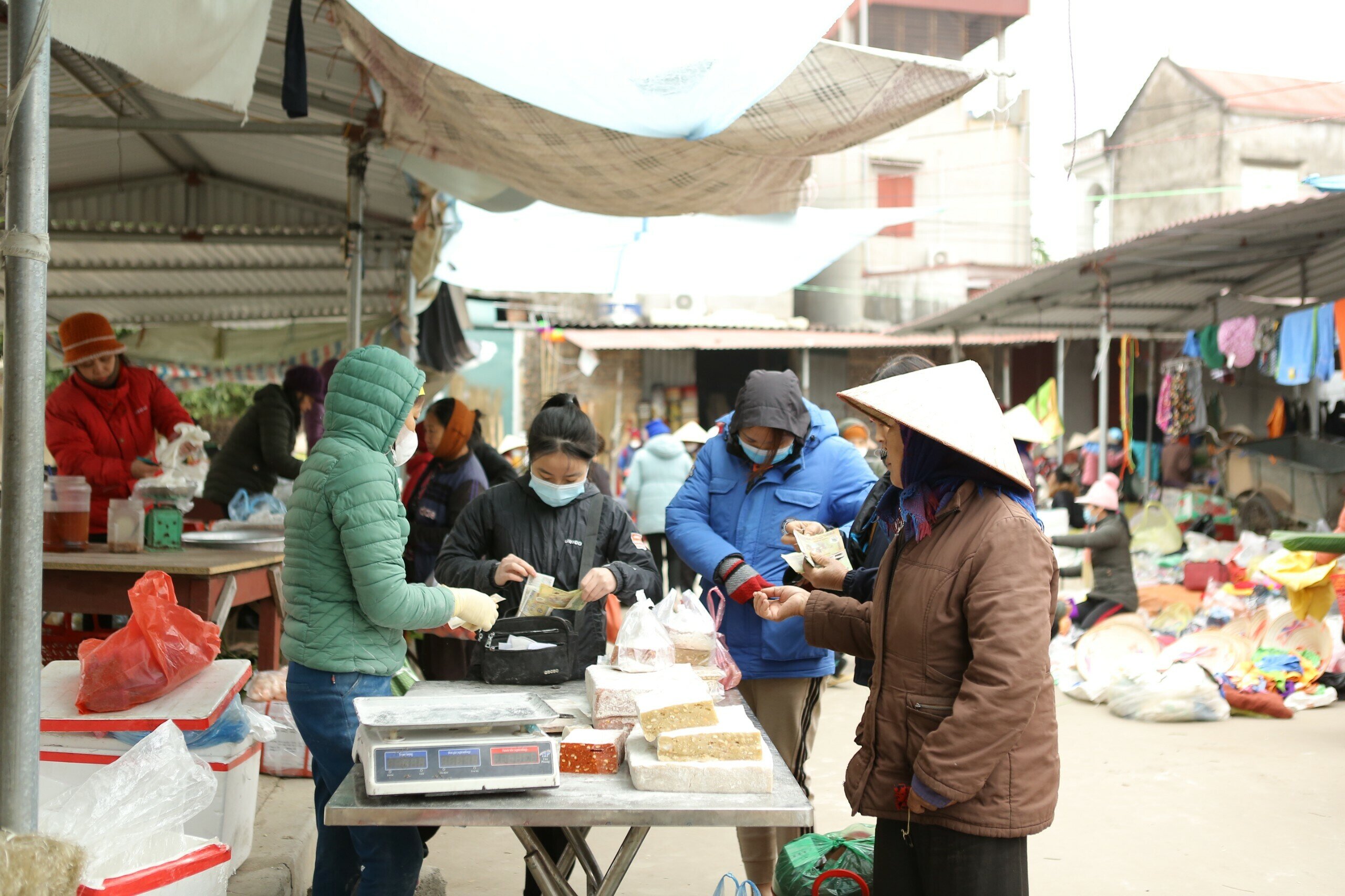 Kh&ocirc;ng c&ograve;n m&aacute;i ng&oacute;i, cột k&egrave;o bằng gỗ như ng&agrave;y xưa, chợ qu&ecirc; T&acirc;n An (huyện Y&ecirc;n Dũng, tỉnh Bắc Giang) đ&atilde; được b&ecirc; t&ocirc;ng ho&aacute; khang trang, nhưng kh&ocirc;ng kh&iacute; chợ qu&ecirc; vẫn ngập tr&agrave;n.