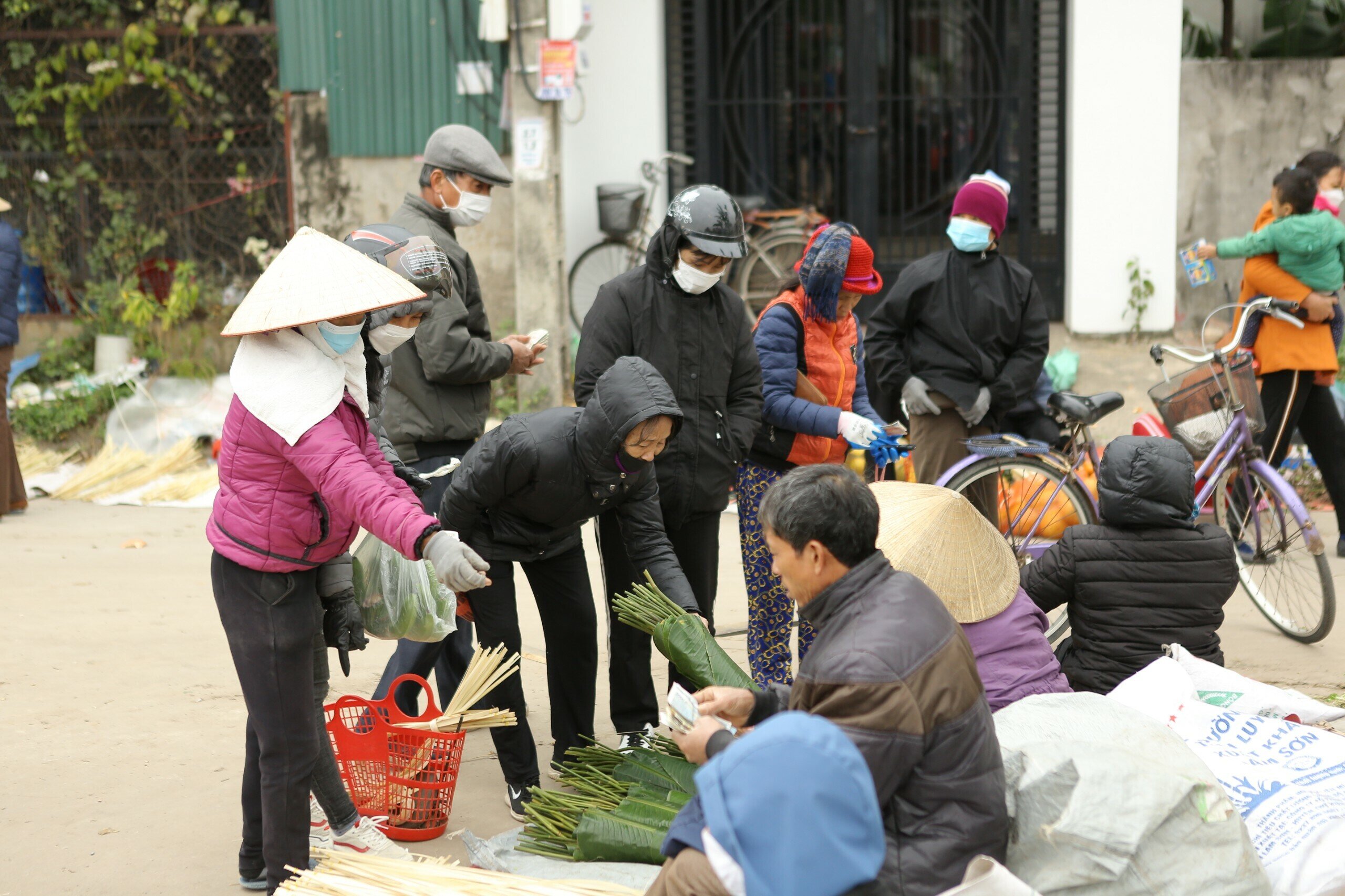 B&agrave; Nguyễn Thị Định cho biết, năm nay l&aacute; dong ở chợ T&acirc;n An c&oacute; phần rẻ hơn năm trước v&igrave; nguồn cung dồi d&agrave;o, phong ph&uacute;.