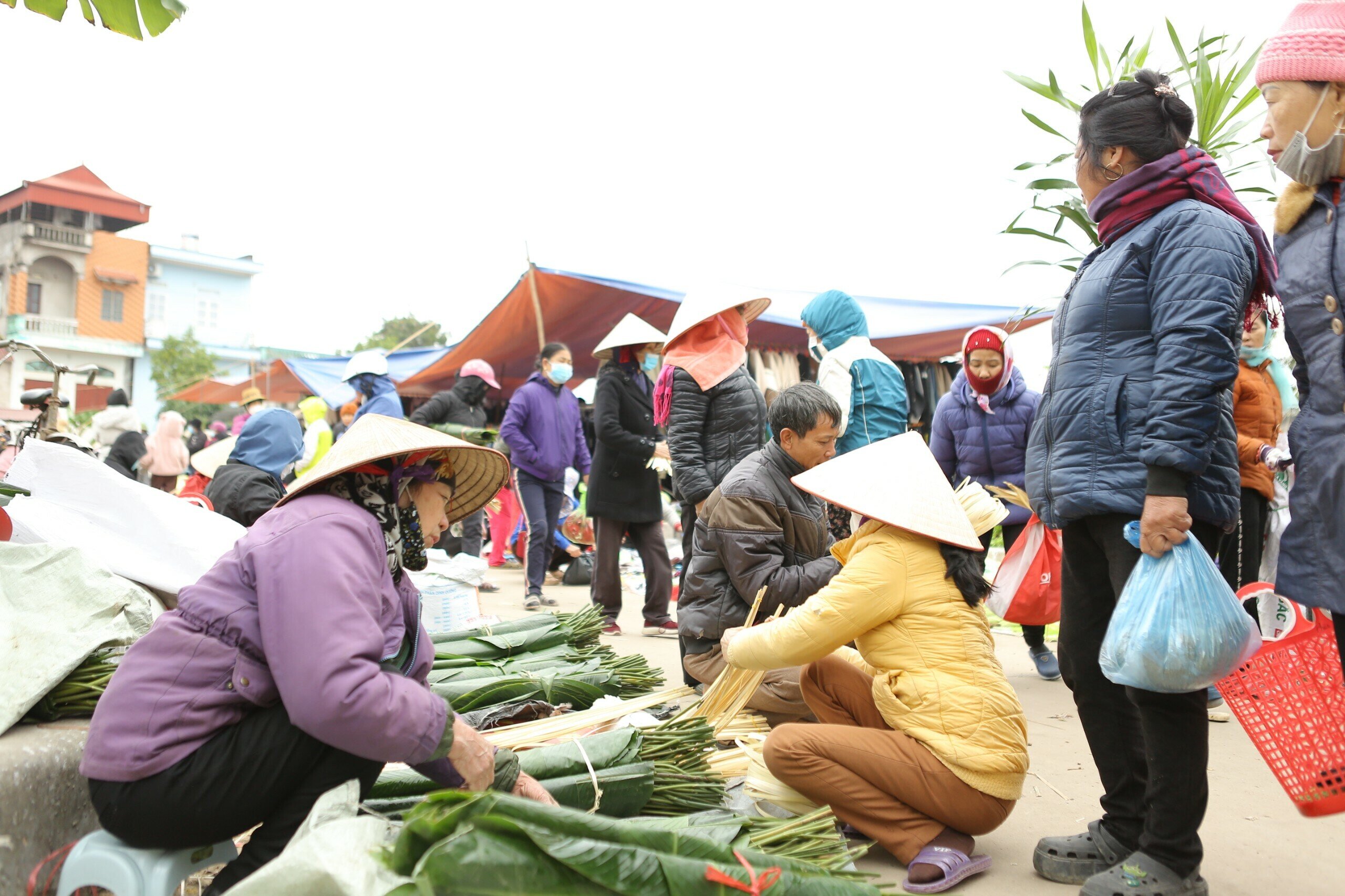 B&agrave; Trần Thị Thảo, người b&aacute;n l&aacute; dong cho hay, h&ocirc;m nay 30 Tết n&ecirc;n mặt h&agrave;ng l&aacute; dong cũng kh&ocirc;ng c&ograve;n đắt h&agrave;ng như mấy h&ocirc;m trước. Những kh&aacute;ch lấy h&agrave;ng h&ocirc;m nay đều đ&atilde; hẹn trước để b&agrave; d&agrave;nh phần l&aacute;. "C&oacute; những người con ch&aacute;u đi l&agrave;m xa về muộn, muốn g&oacute;i tấm b&aacute;nh để tạo kh&ocirc;ng kh&iacute; Tết sum vầy cho con ch&aacute;u n&ecirc;n hẹn lấy l&aacute; b&aacute;nh v&agrave;o ng&agrave;y 30 Tết", b&agrave; Thảo chia sẻ.