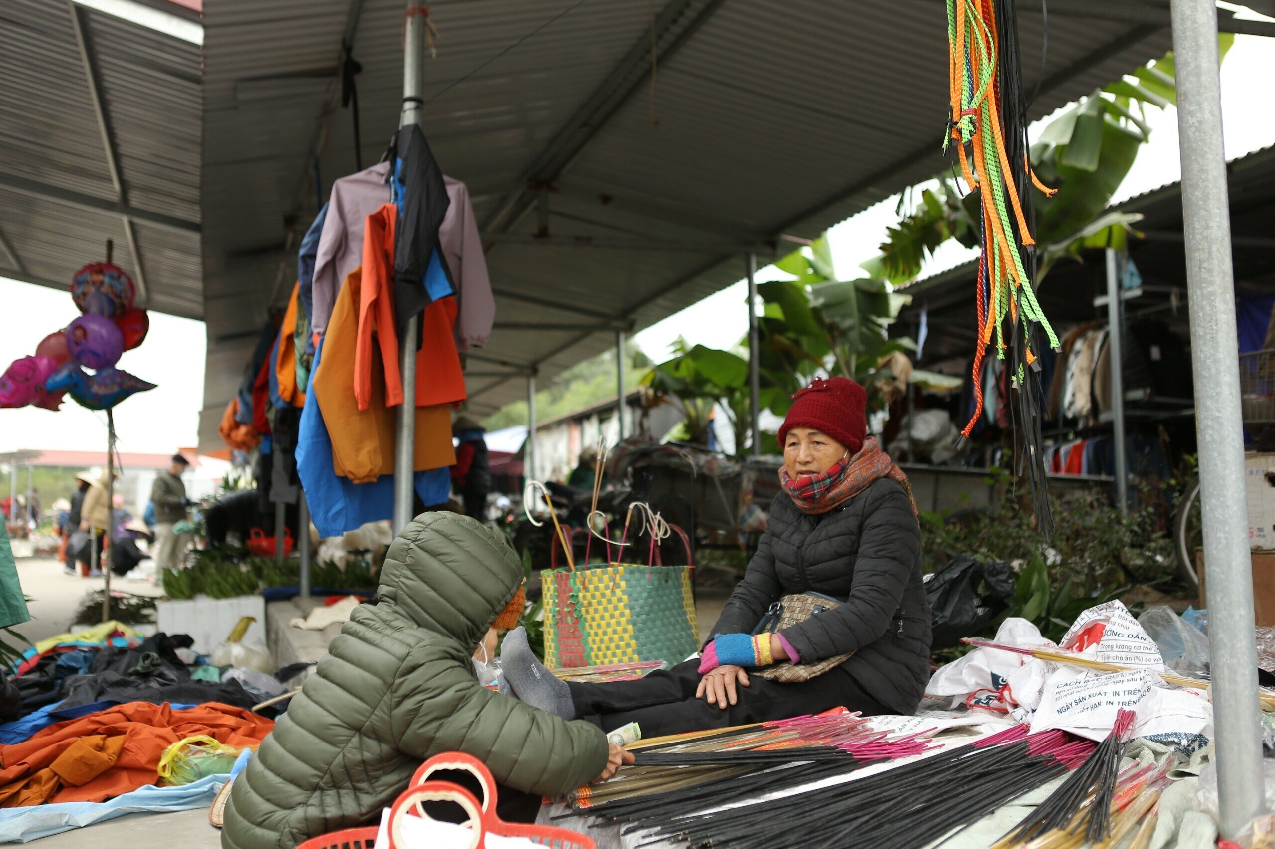 Hương trầm cũng l&agrave; một mặt h&agrave;ng được người d&acirc;n lựa chọn mua nhiều trong những dịp gi&aacute;p Tết ở chợ qu&ecirc;.