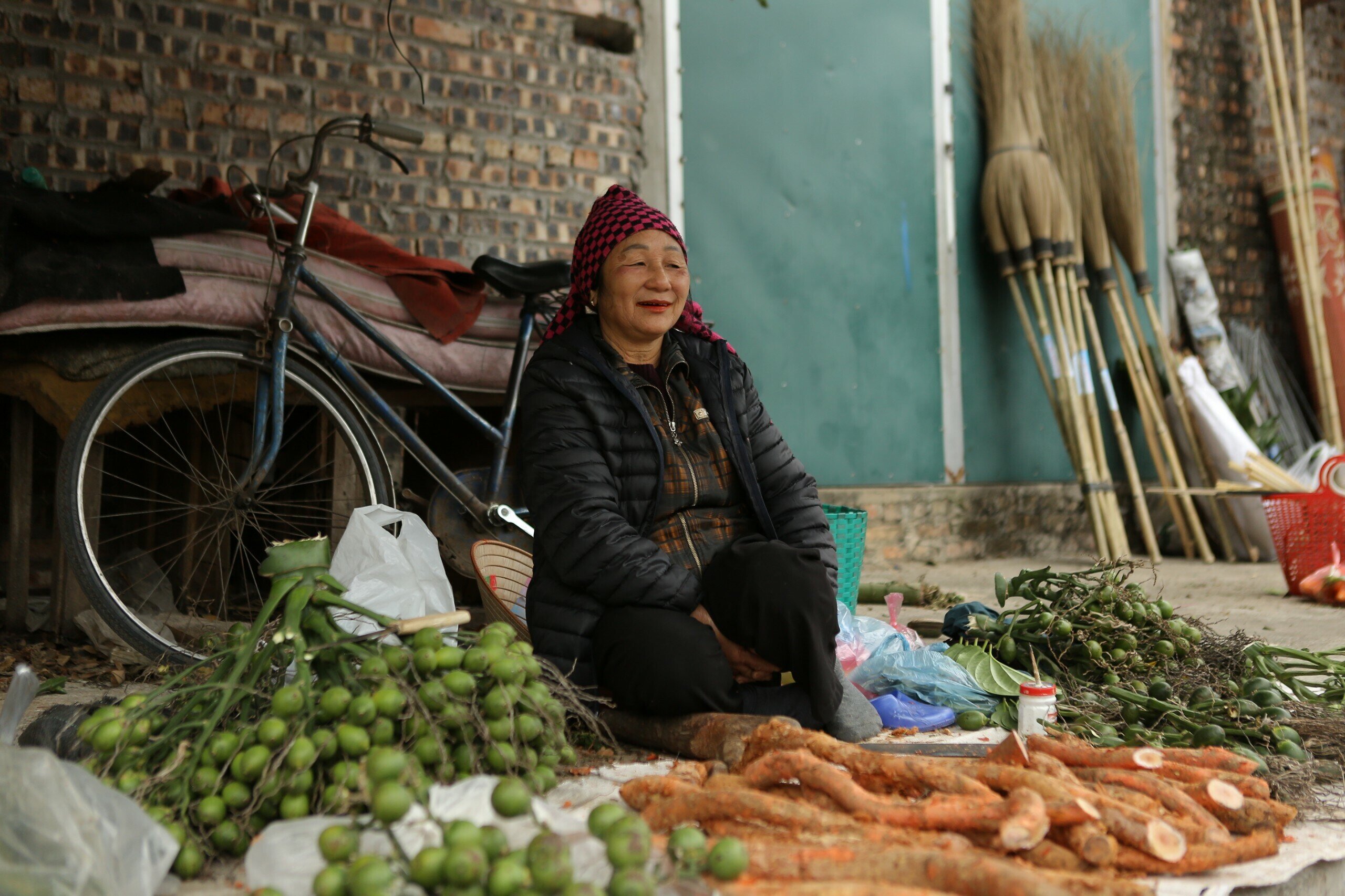 B&agrave; b&aacute;n trầu cau với khăn ch&iacute;t mỏ quạ, nụ cười tươi tắn.