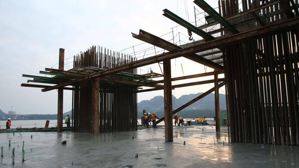 Theo ghi nhận của PV Báo Giao Thông những ngày trước và trong Tết Quý Mão 2023, không khí trên công trường thi công cầu Bến Rừng rất khẩn trương, sôi động.