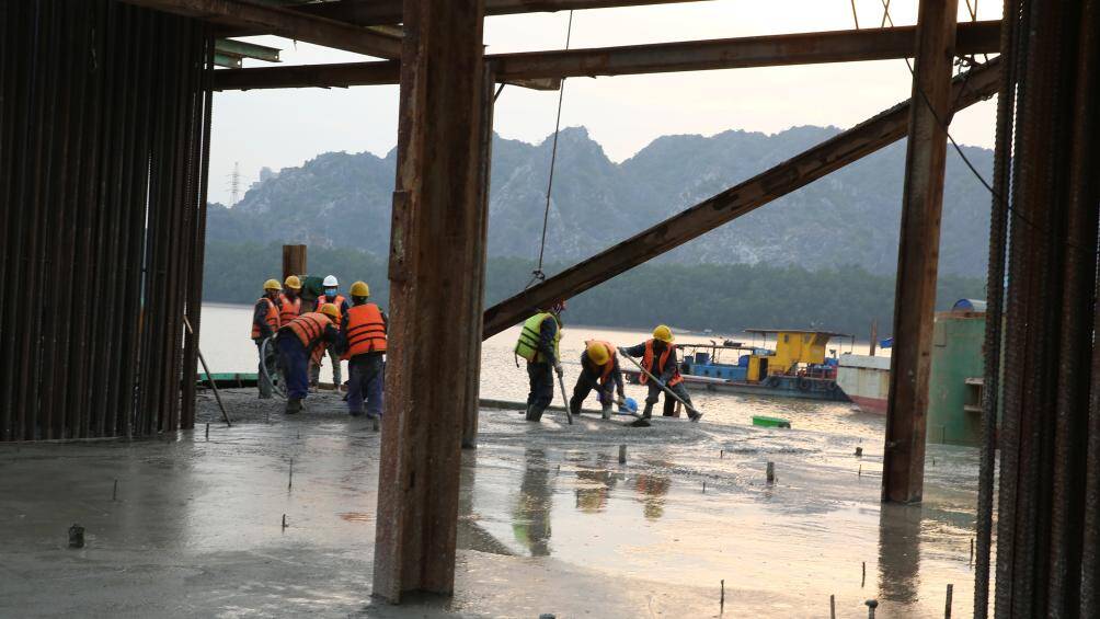 Khoảng 300 công nhân, nhân viên kỹ thuật của các nhà thầu được huy động đến, chia ca làm việc để đảm bảo thi công dự án được đúng tiến độ, đảm bảo chất lượng.