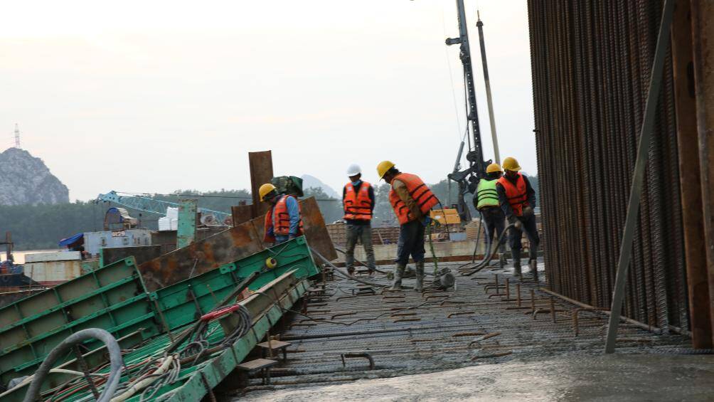 Anh Cường, công nhân Công ty TNHH Thương mại và Xây dựng Trung Chính đang thi công trên dự án cầu Bến Rừng chia sẻ: "Trung bình chúng tôi làm từ 10 đến 12 tiếng đồng hồ/ngày. Ở đây thì chia làm 2 ca làm, thi công cả buổi đêm".