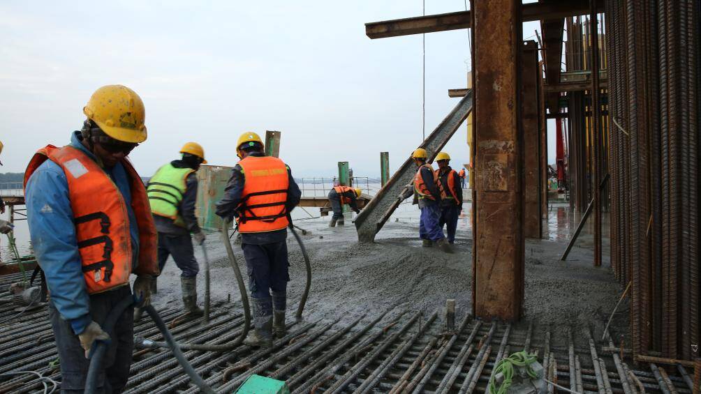 Các công nhân phối hợp với nhau nhịp nhàng, chăm chú hoàn thành tốt công việc được giao.