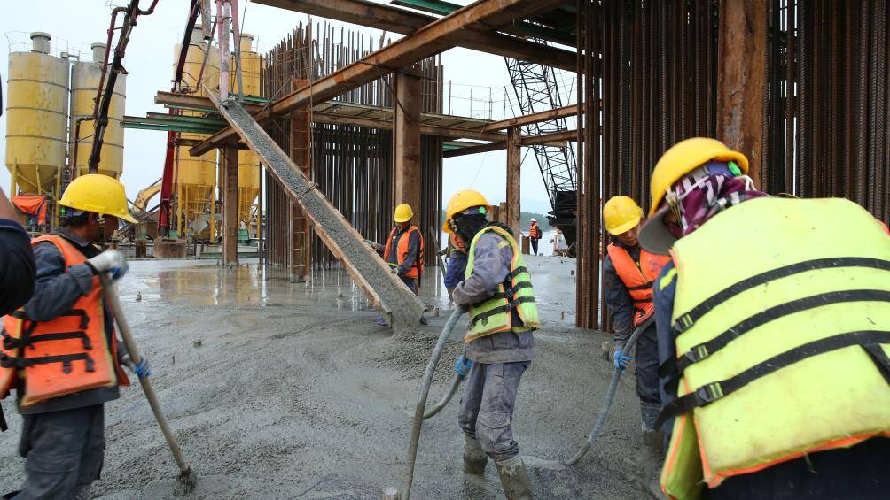 "Không chỉ ban ngày mới hăng say làm việc, công nhân của ca đêm cũng hăng say không kém cạnh gì. Mặc dù thời tiết đang lạnh, đêm hôm nhiệt độ ở đây giảm sâu", một công nhân chia sẻ.