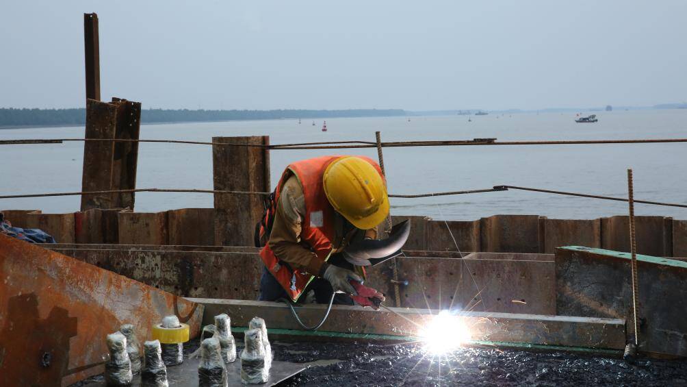 Công nhân làm việc trực tiếp phải mặc trang phục bảo hộ lao động, mũ bảo hộ, giầy bảo hộ do công ty cấp phát.