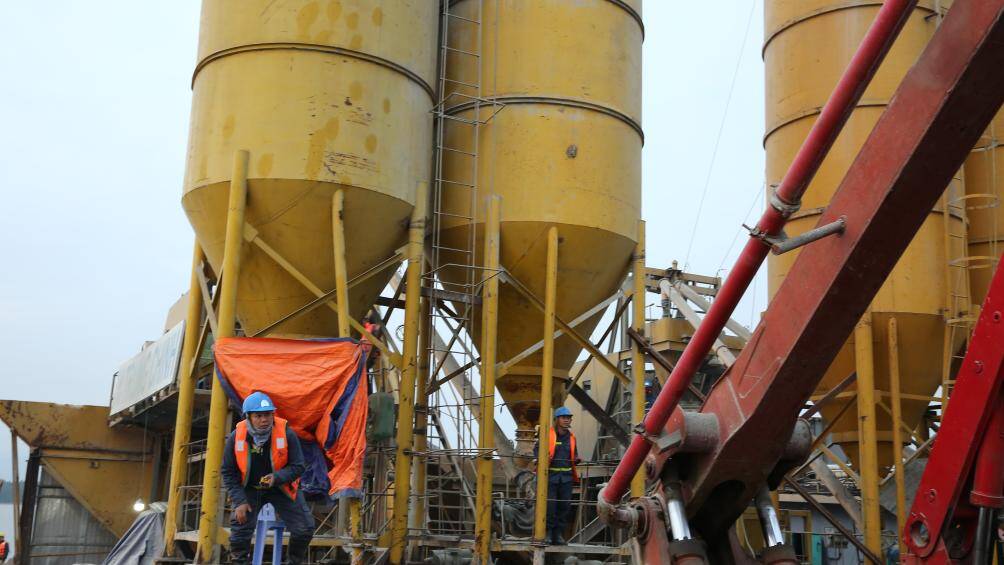 Mặc dù ở xa nhau, tiếng gió làm giảm đi âm thanh nhưng bằng những cử chỉ thì những người điều khiển máy móc cũng hiểu được "cần phải làm gì".