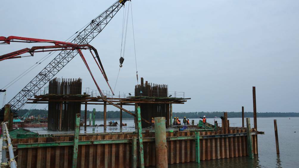 Hiện các công nhân tập trung thi công, đổ bê tông phần bệ đỡ cầu. Các nhà thầu thi công cũng sử dụng những máy móc tân tiến, hiện đại nhất.