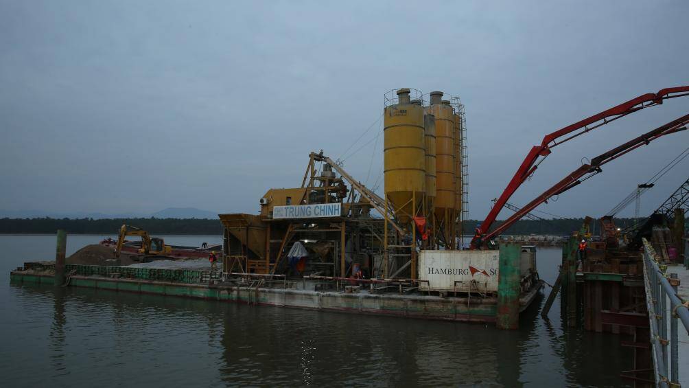 Đơn vị thi công neo tàu, sà lan cố định giữa lòng sông để thi công.