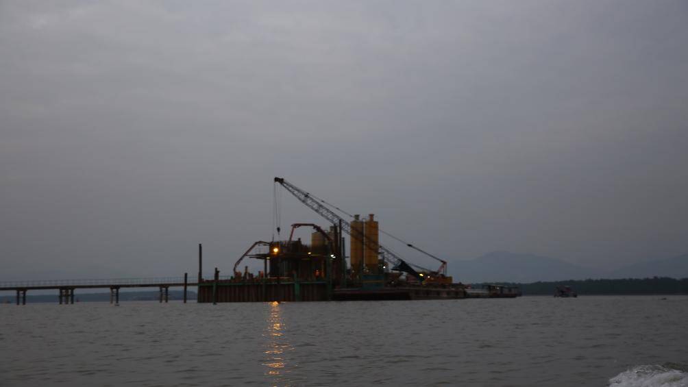 Khi trời bắt đầu tối dần, những ánh đèn được bật lên để công nhân tiếp tục làm việc ca đêm.