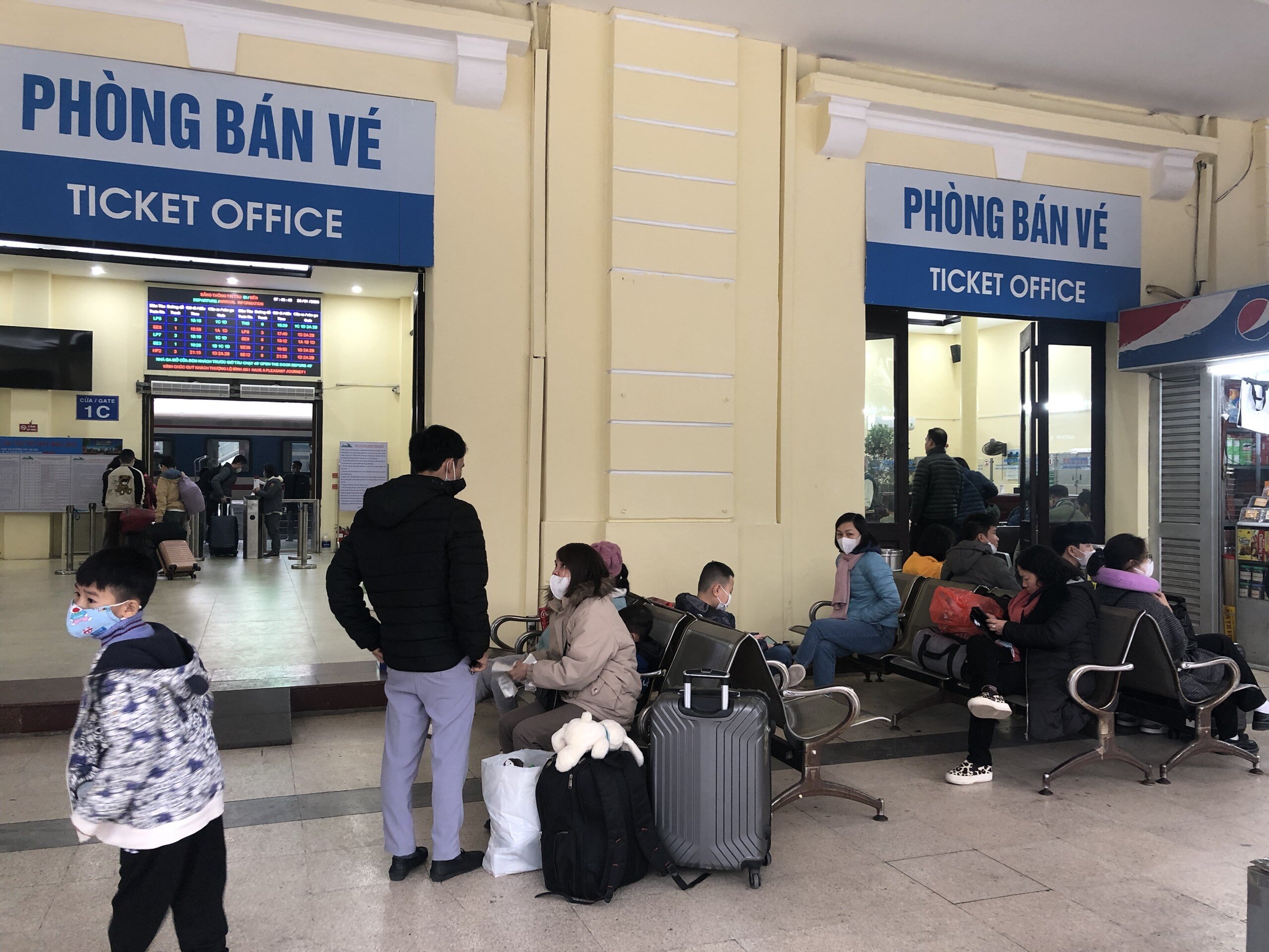 Nhiều h&agrave;nh kh&aacute;ch đợi t&agrave;u ngo&agrave;i hi&ecirc;n nh&agrave; ga