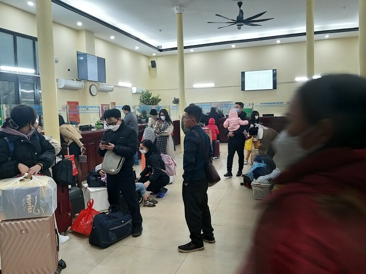 C&aacute;c chuyến t&agrave;u hầu như k&iacute;n chỗ, chỉ c&ograve;n ghế phụ. Ri&ecirc;ng t&agrave;u xuất ph&aacute;t tối nay đi L&agrave;o Cai v&agrave; một số m&aacute;c t&agrave;u Thống nhất vẫn c&ograve;n v&eacute;. Ảnh: Trong ga, h&agrave;nh kh&aacute;ch lỉnh kỉnh h&agrave;nh l&yacute; chờ t&agrave;u.