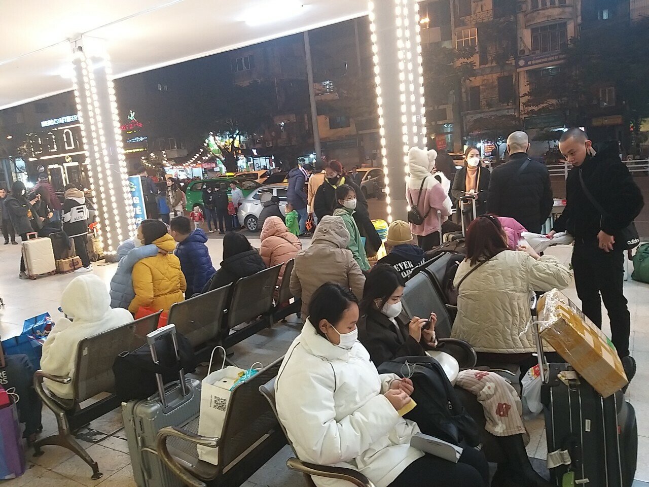 H&agrave;nh kh&aacute;ch ngồi chờ t&agrave;u k&iacute;n cả hi&ecirc;n