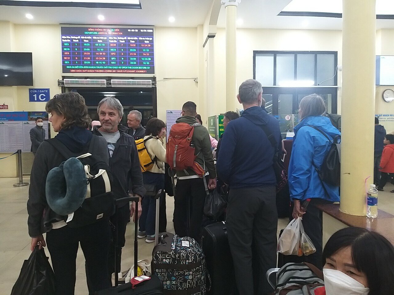 Nhiều kh&aacute;ch nước ngo&agrave;i th&iacute;ch th&uacute; đi t&agrave;u, h&ograve;a chung kh&ocirc;ng kh&iacute; Tết Việt